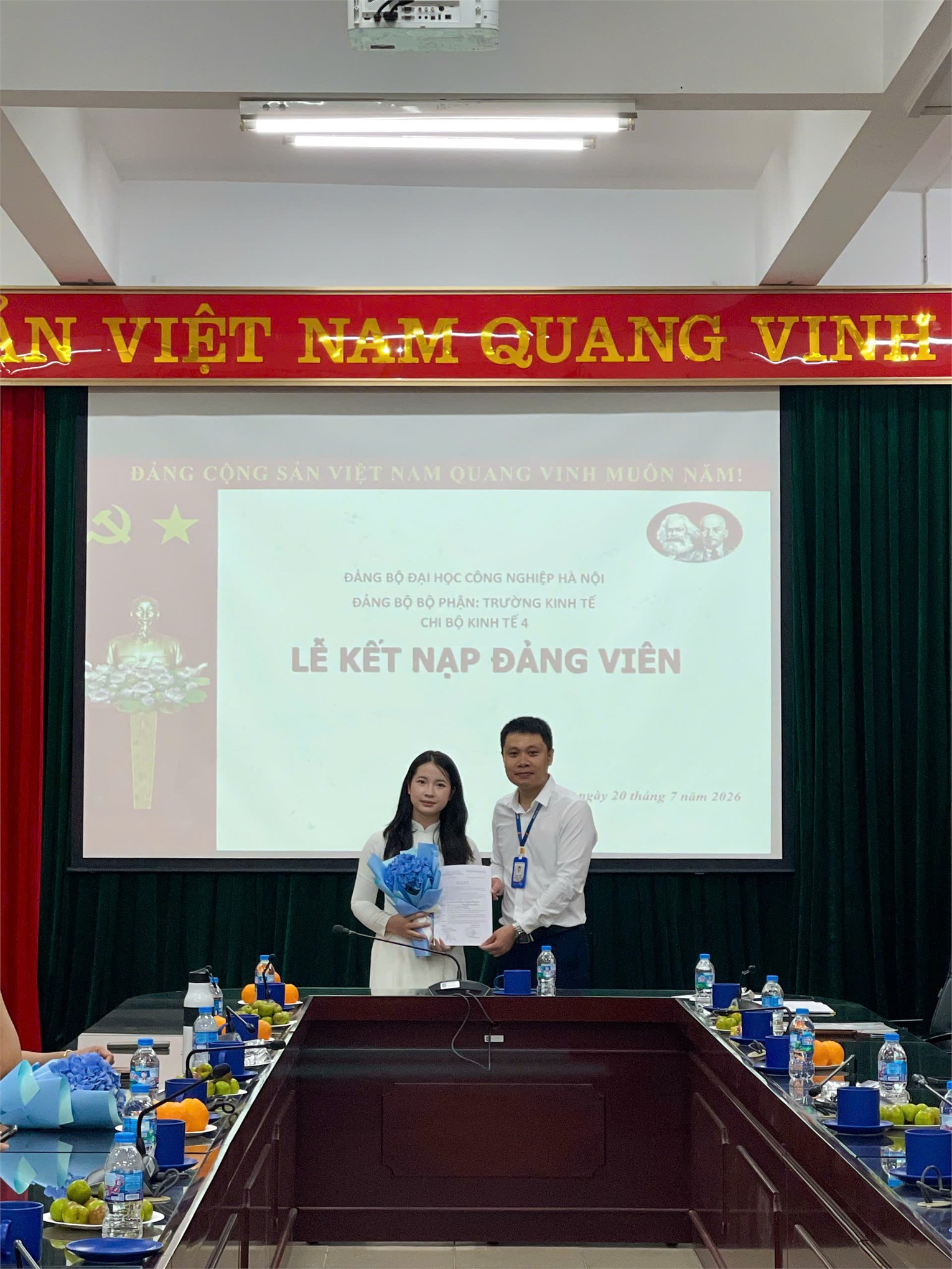 Trang trọng Lễ kết nạp đảng viên mới Chi bộ Kinh tế 4 – Đảng bộ Bộ phận Trường Kinh tế