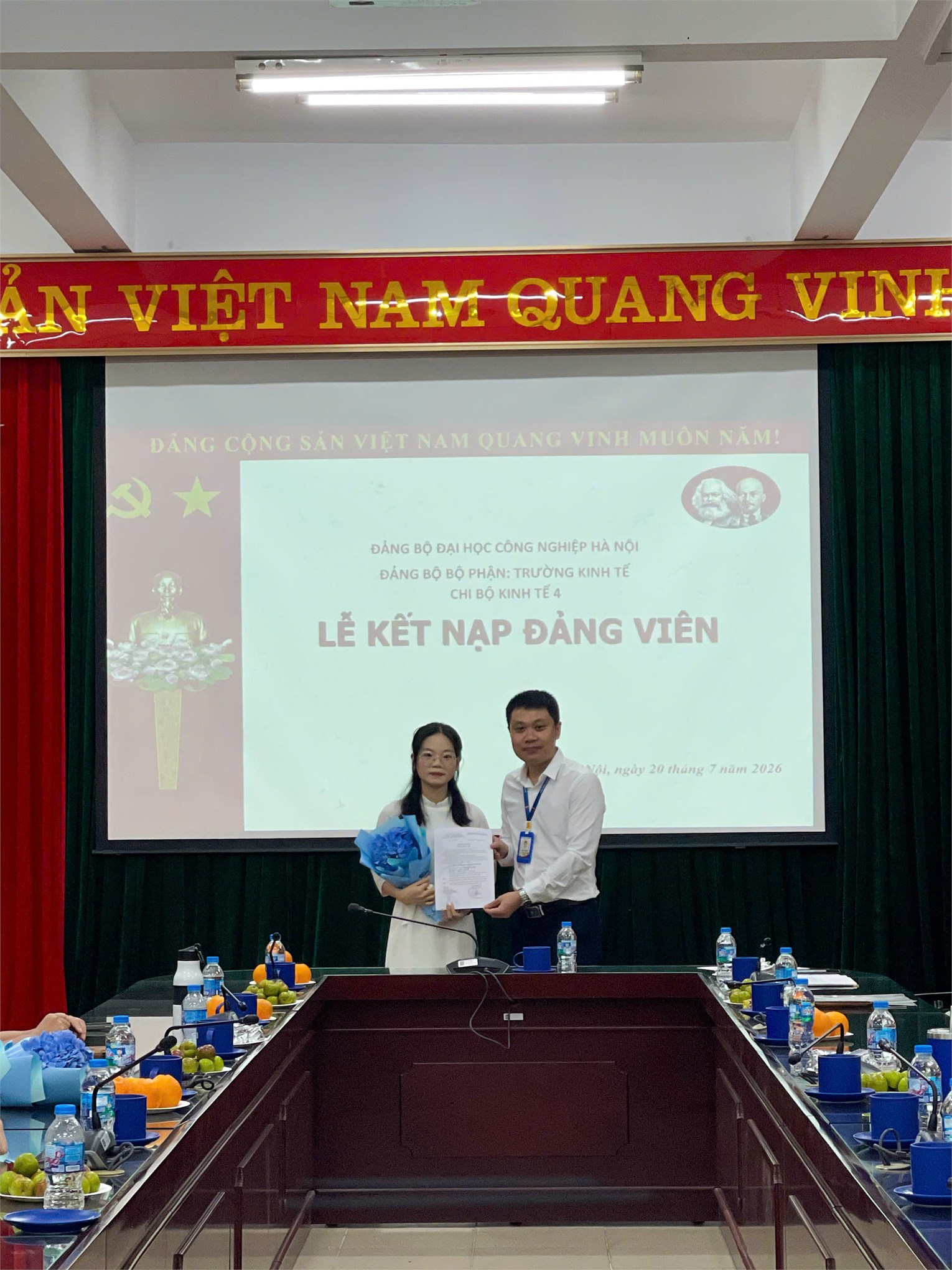 Trang trọng Lễ kết nạp đảng viên mới Chi bộ Kinh tế 4 – Đảng bộ Bộ phận Trường Kinh tế