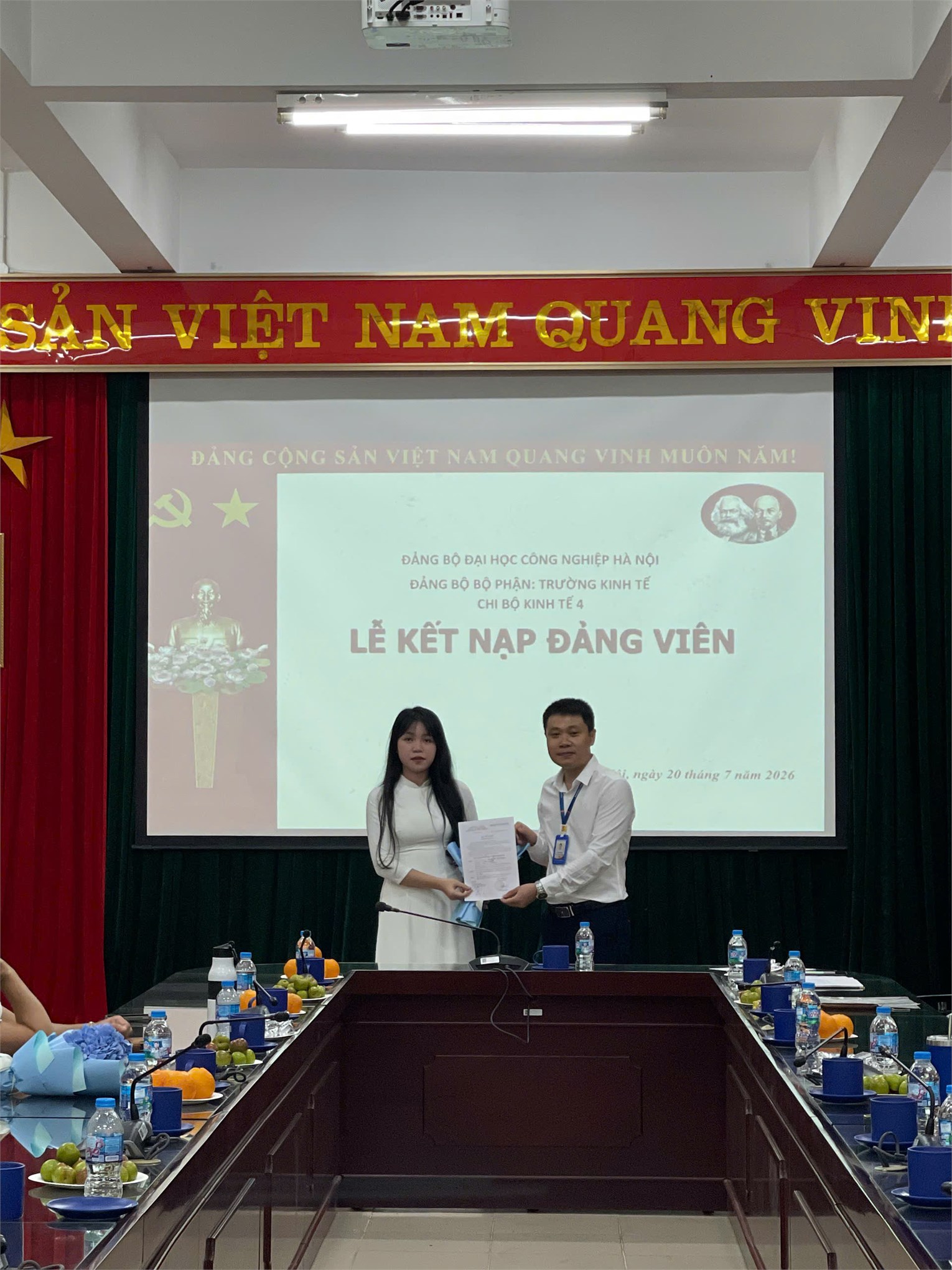 Trang trọng Lễ kết nạp đảng viên mới Chi bộ Kinh tế 4 – Đảng bộ Bộ phận Trường Kinh tế