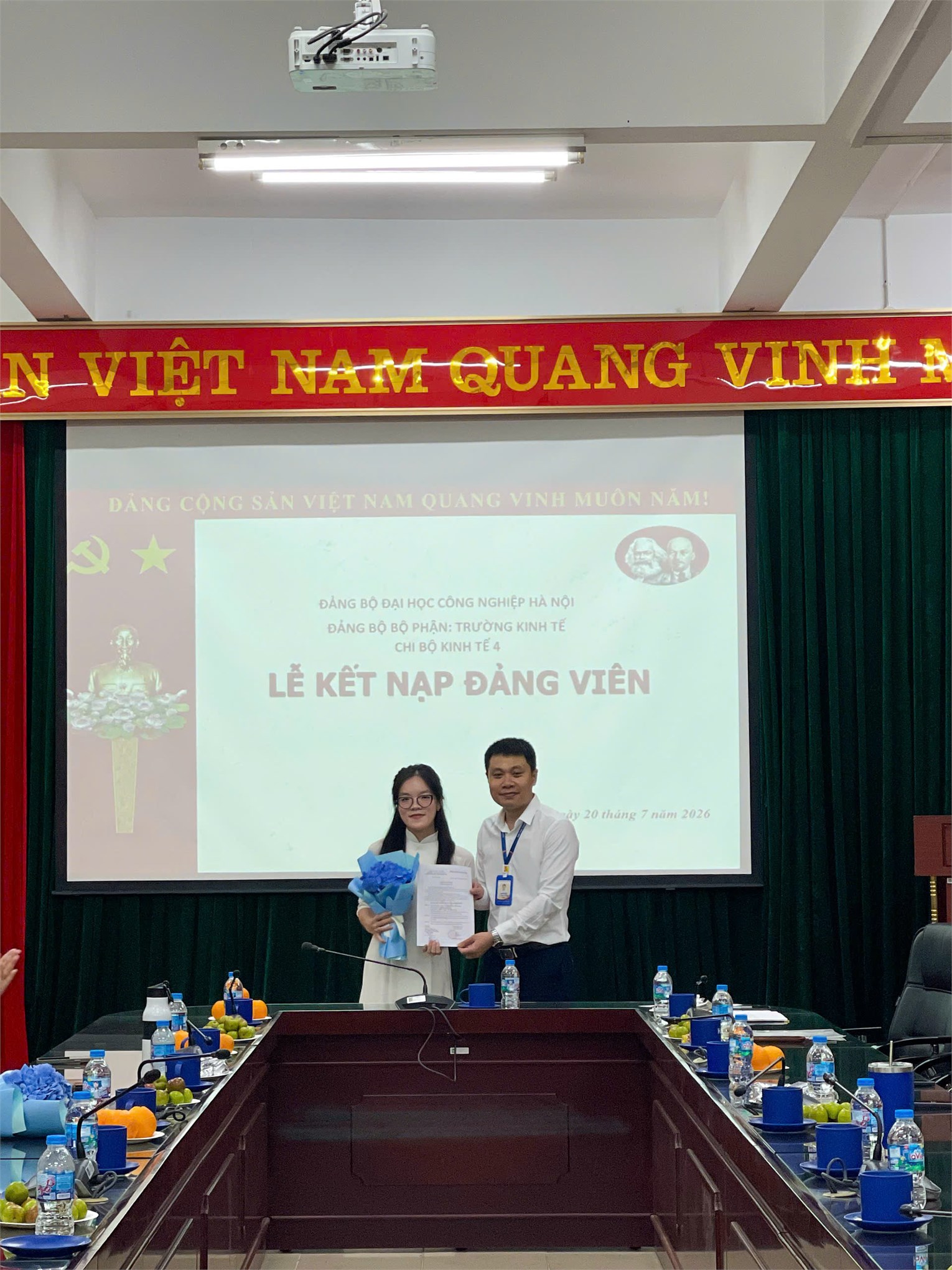 Trang trọng Lễ kết nạp đảng viên mới Chi bộ Kinh tế 4 – Đảng bộ Bộ phận Trường Kinh tế