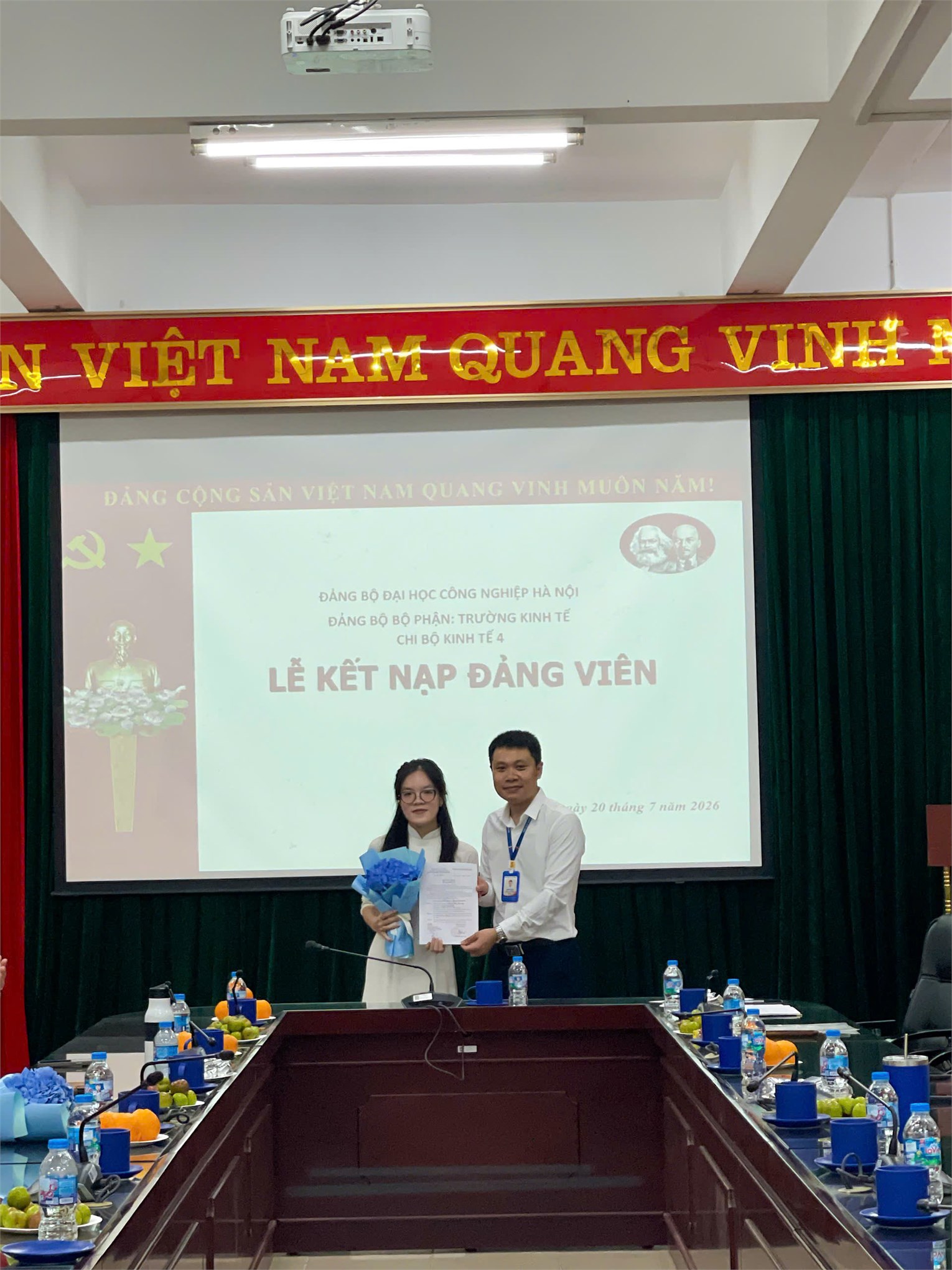 Trang trọng Lễ kết nạp đảng viên mới Chi bộ Kinh tế 4 – Đảng bộ Bộ phận Trường Kinh tế