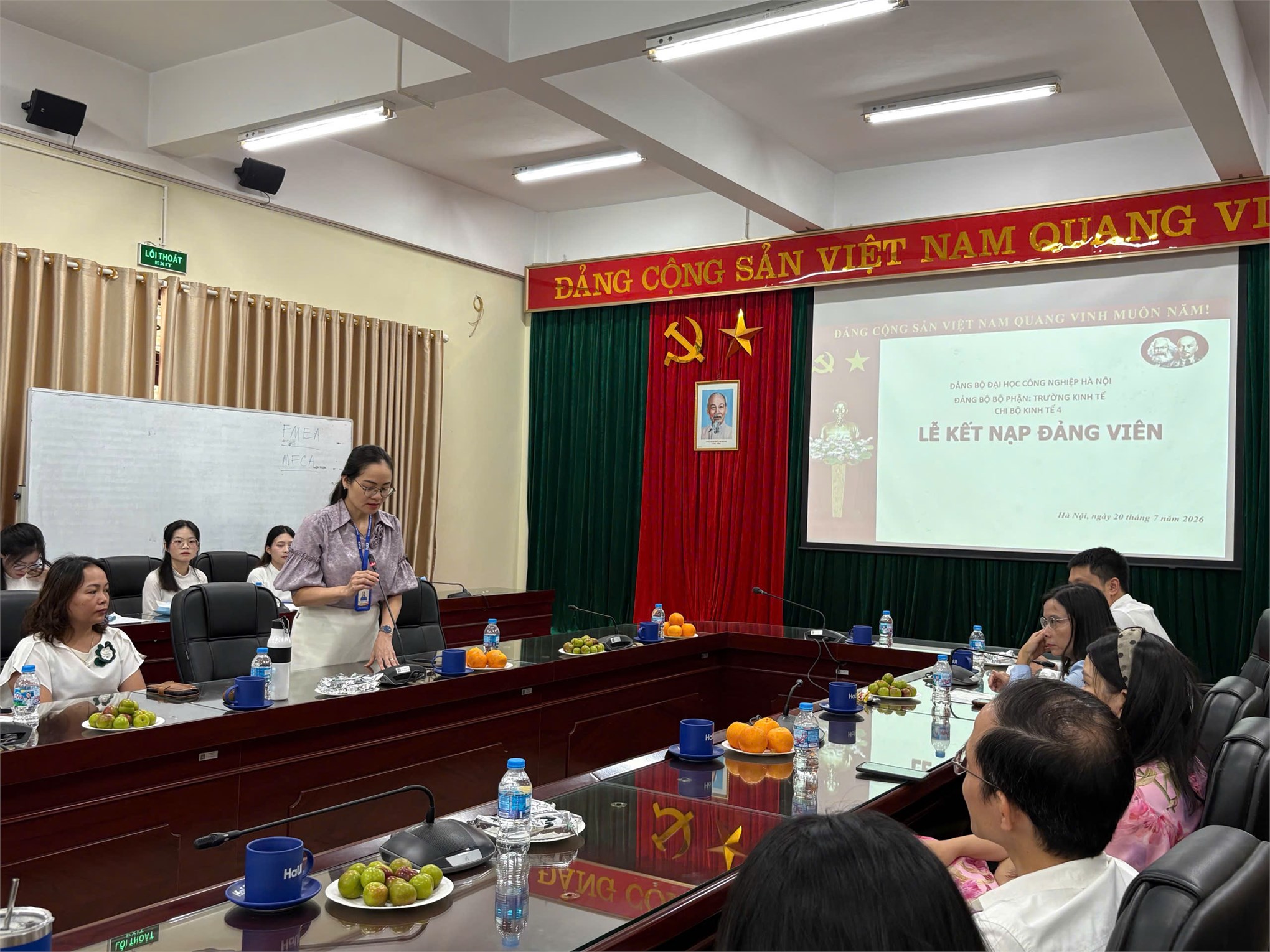 Trang trọng Lễ kết nạp đảng viên mới Chi bộ Kinh tế 4 – Đảng bộ Bộ phận Trường Kinh tế