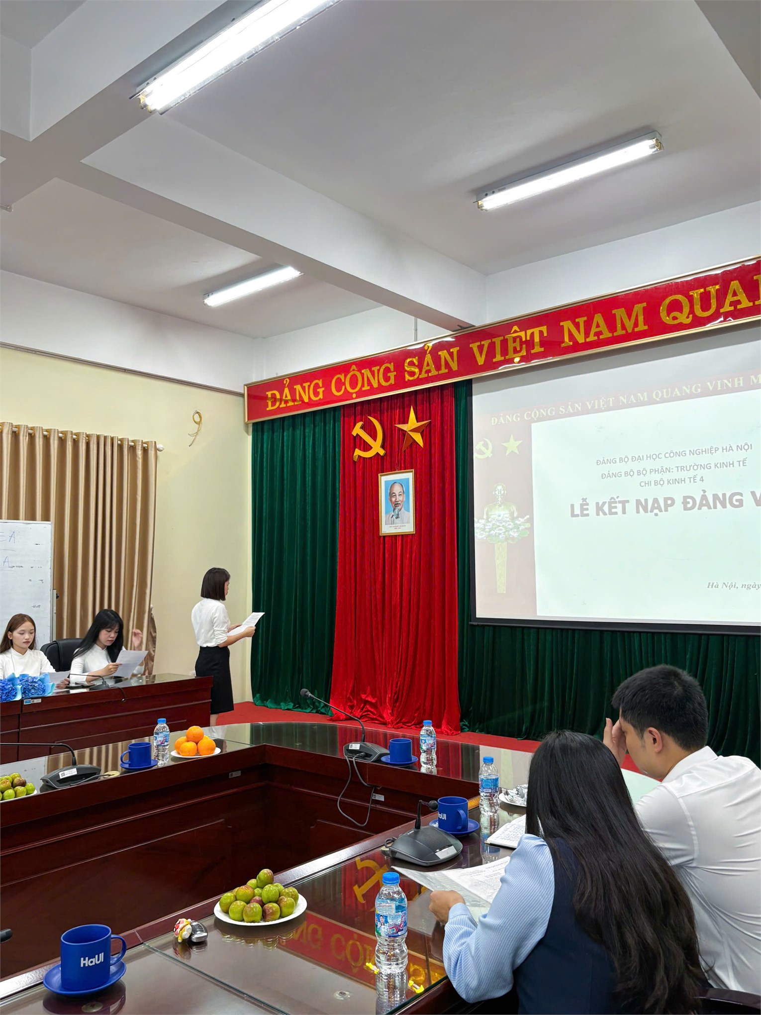 Trang trọng Lễ kết nạp đảng viên mới Chi bộ Kinh tế 4 – Đảng bộ Bộ phận Trường Kinh tế
