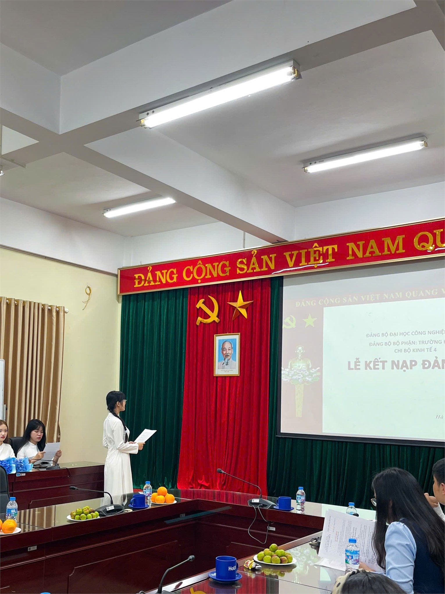 Trang trọng Lễ kết nạp đảng viên mới Chi bộ Kinh tế 4 – Đảng bộ Bộ phận Trường Kinh tế
