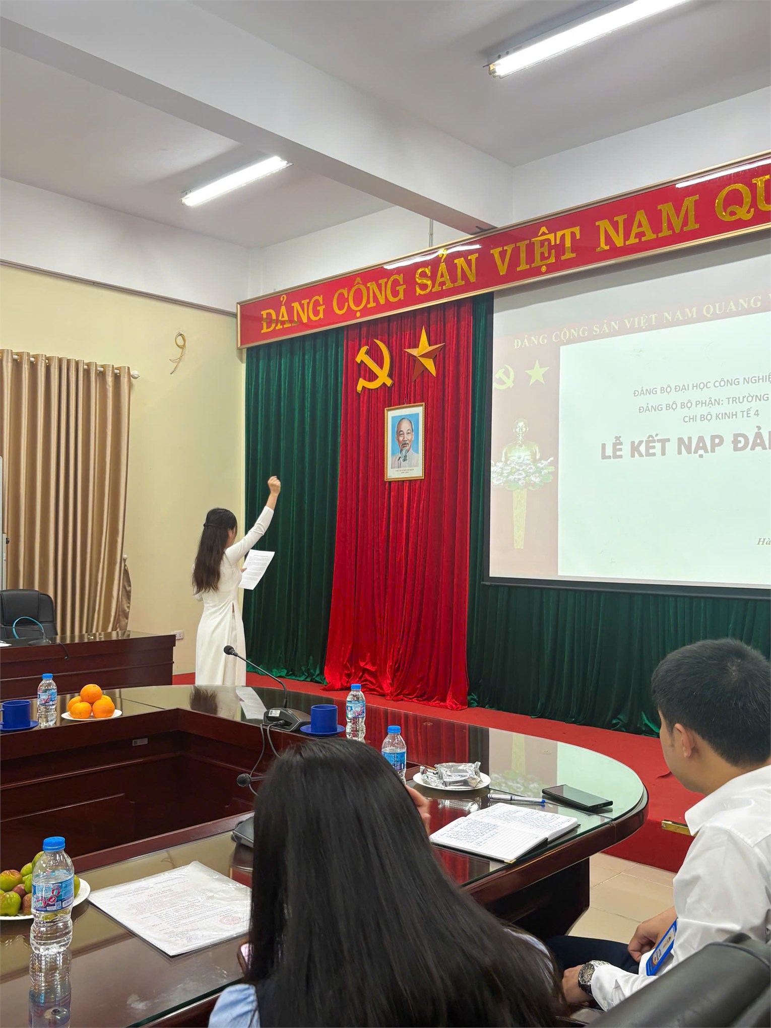 Trang trọng Lễ kết nạp đảng viên mới Chi bộ Kinh tế 4 – Đảng bộ Bộ phận Trường Kinh tế