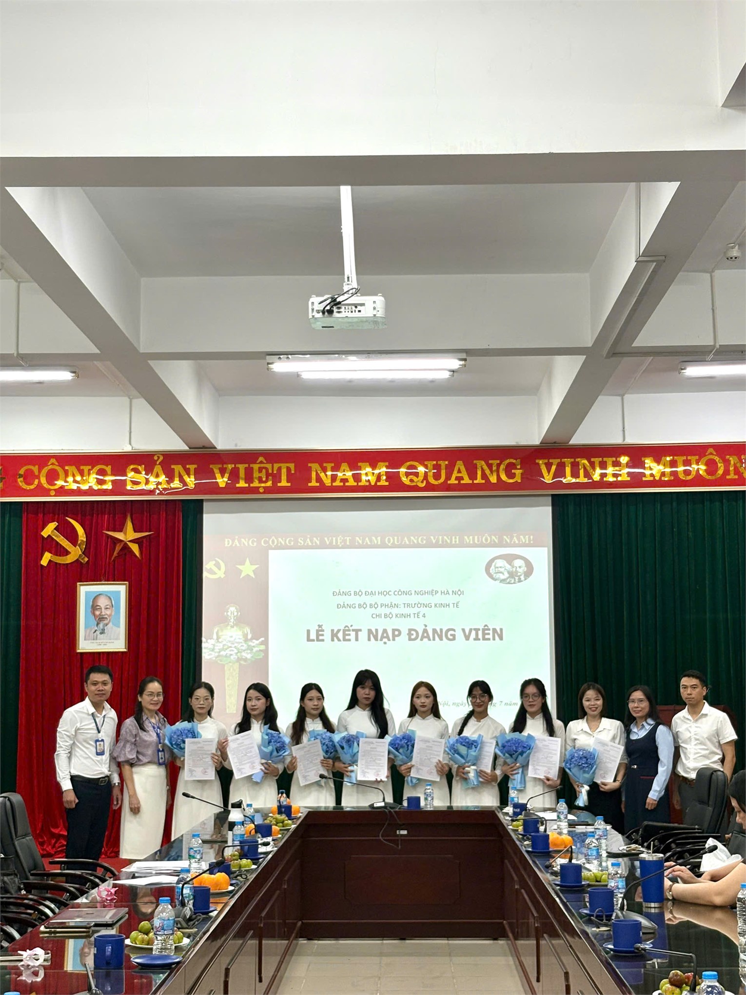 Trang trọng Lễ kết nạp đảng viên mới Chi bộ Kinh tế 4 – Đảng bộ Bộ phận Trường Kinh tế