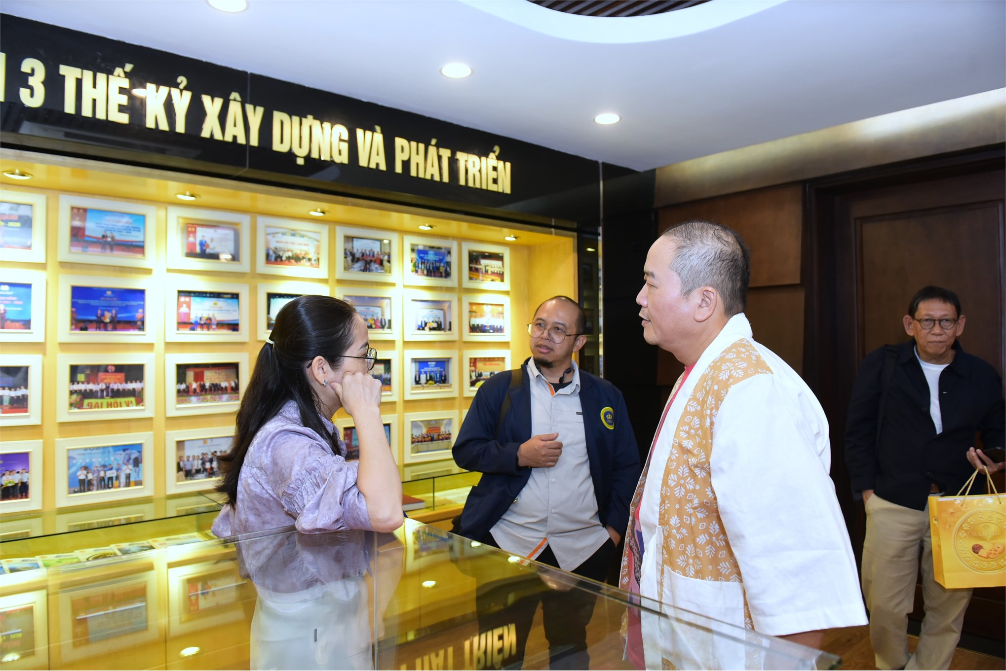Mở rộng đối tác chiến lược: Trường Kinh tế đón tiếp và làm việc với đoàn đại biểu Trường đại học Trisakti (Indonesia)