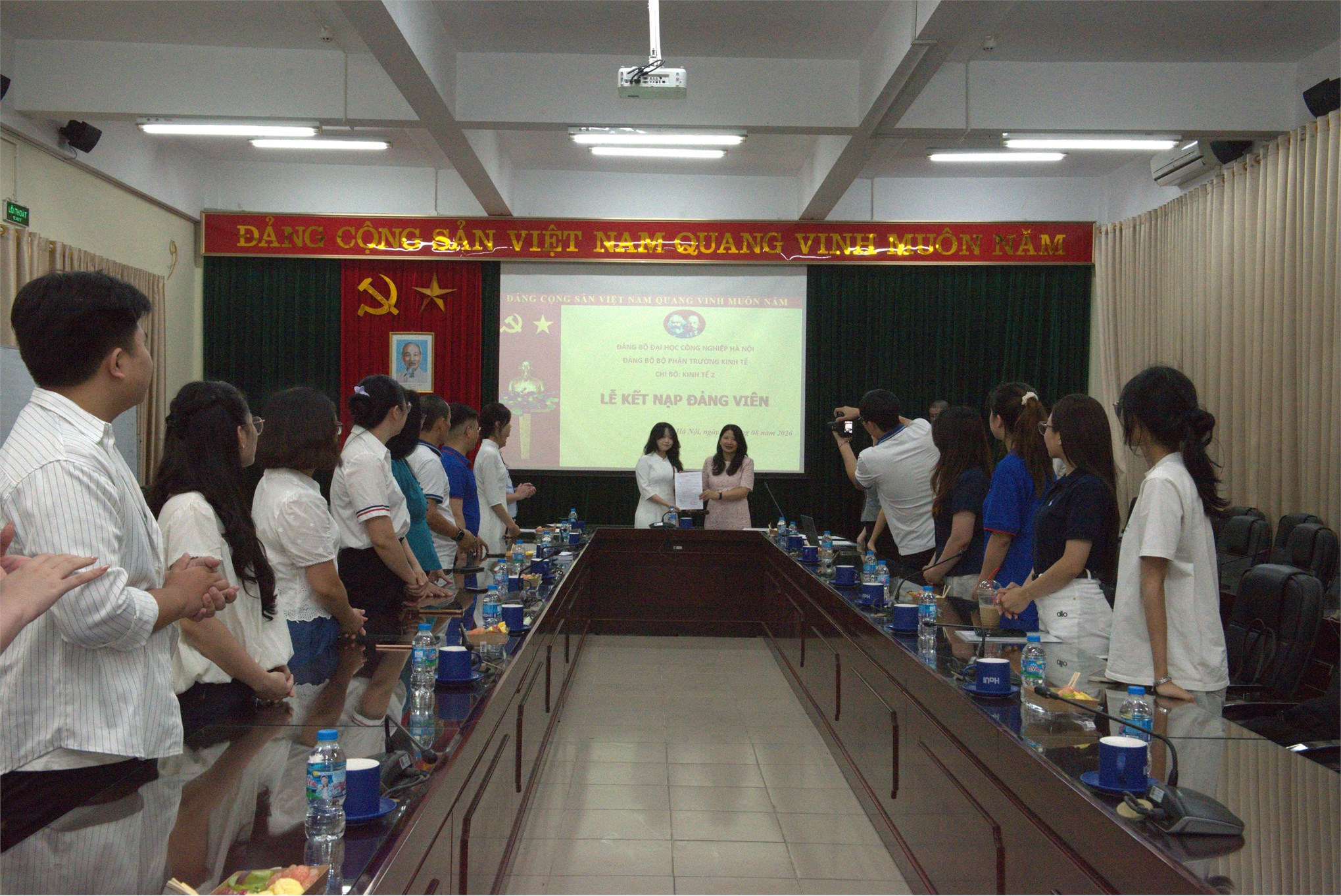 Trang trọng Lễ kết nạp Đảng viên mới Chi bộ Kinh tế 2, Đảng bộ bộ phận Trường Kinh tế