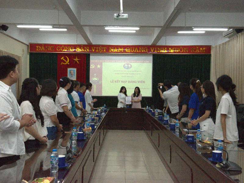 Trang trọng Lễ kết nạp Đảng viên mới Chi bộ Kinh tế 2, Đảng bộ bộ phận Trường Kinh tế
