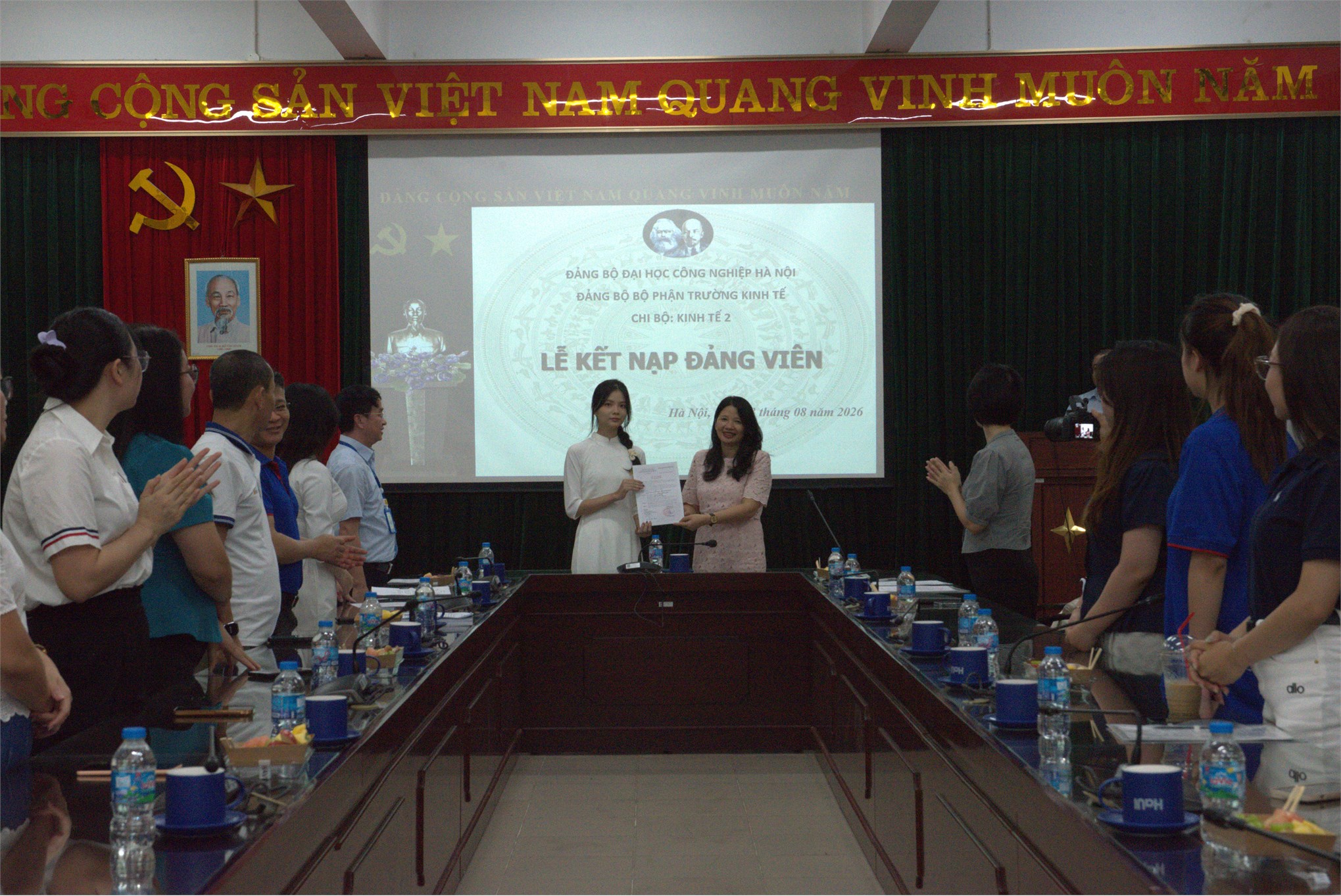Trang trọng Lễ kết nạp Đảng viên mới Chi bộ Kinh tế 2, Đảng bộ bộ phận Trường Kinh tế