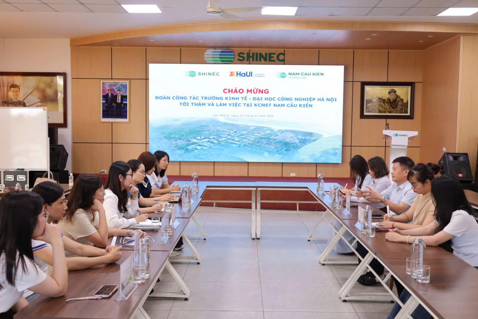 Trường Kinh tế - Đại học Công nghiệp Hà Nội tăng cường kết nối doanh nghiệp, thúc đẩy hợp tác nghiên cứu và phát triển nguồn nhân lực tại Khu công nghiệp sinh thái Nam Cầu Kiền (Hải Phòng)