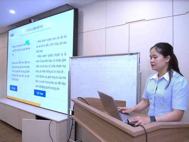 Trường Kinh tế tổ chức Hội thảo cấp đơn vị chuyên môn luận án tiến sĩ cho Nghiên cứu sinh Nguyễn Thị Thanh Tâm