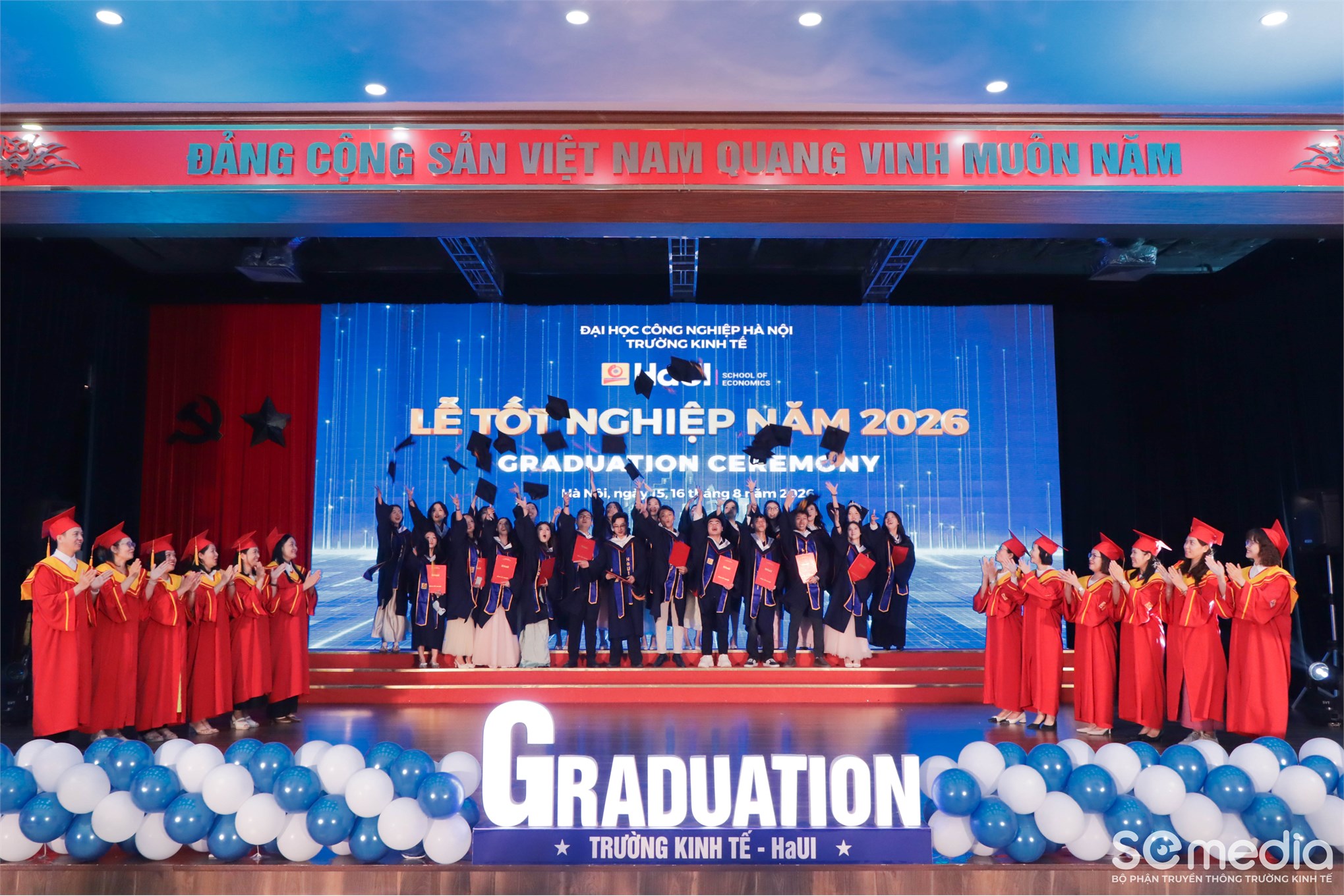 Cảm xúc lắng đọng tại Lễ tốt nghiệp và trao bằng Tiến sĩ, Thạc sĩ, Cử nhân năm 2026 của Trường Kinh tế – Đại học Công nghiệp Hà Nội