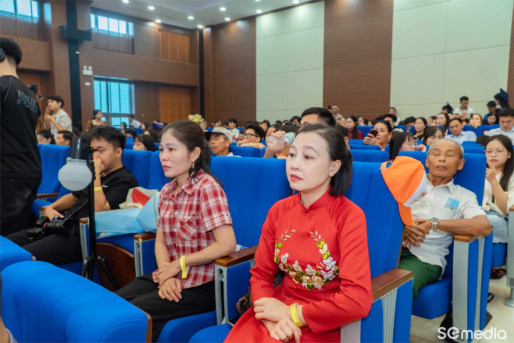 Cảm xúc lắng đọng tại Lễ tốt nghiệp và trao bằng Tiến sĩ, Thạc sĩ, Cử nhân năm 2026 của Trường Kinh tế – Đại học Công nghiệp Hà Nội