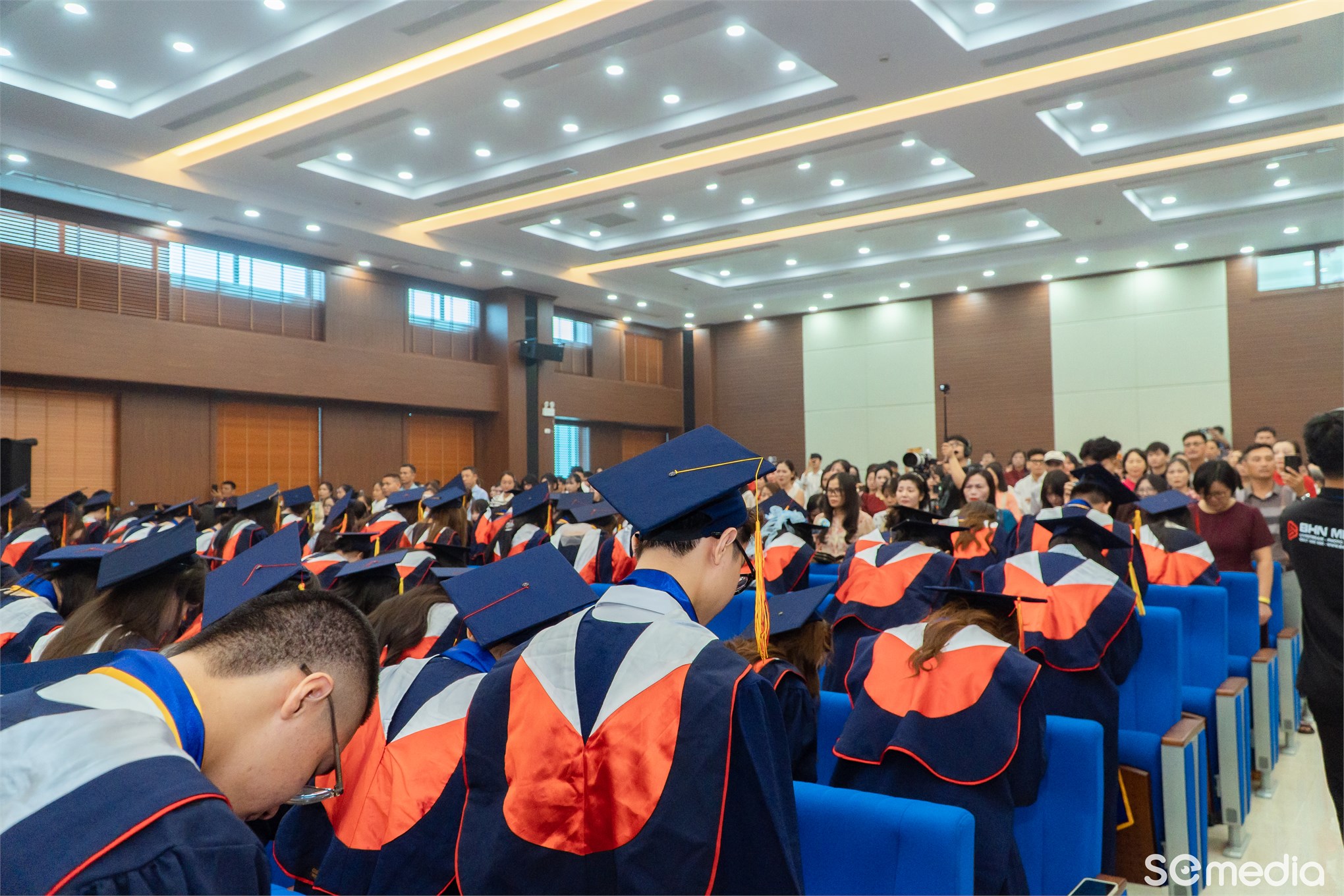 Cảm xúc lắng đọng tại Lễ tốt nghiệp và trao bằng Tiến sĩ, Thạc sĩ, Cử nhân năm 2026 của Trường Kinh tế – Đại học Công nghiệp Hà Nội