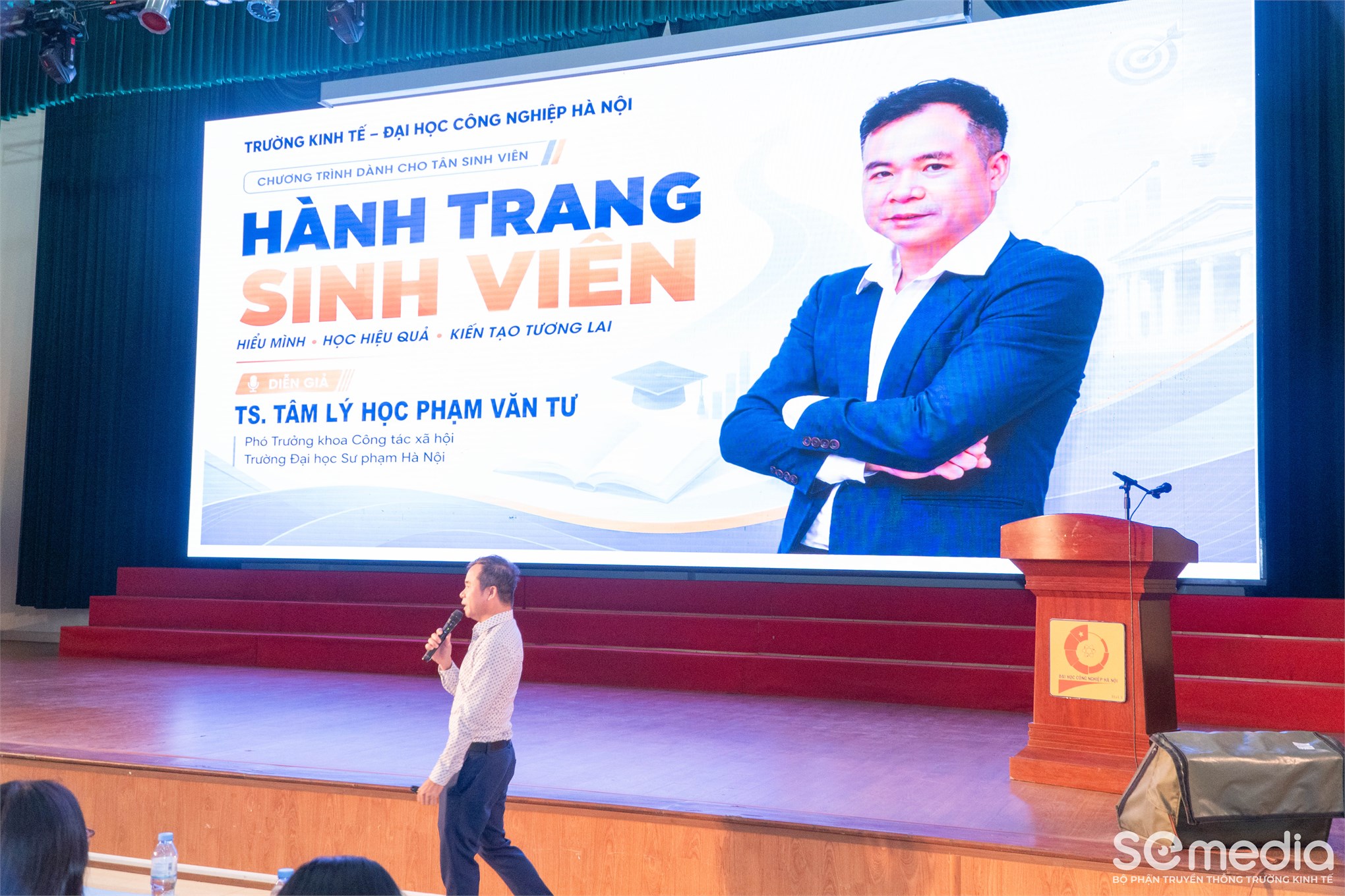 Bùng nổ cảm xúc cùng Chuỗi sự kiện Chào tân sinh viên Khóa 21 Trường Kinh tế, Đại học Công nghiệp Hà Nội