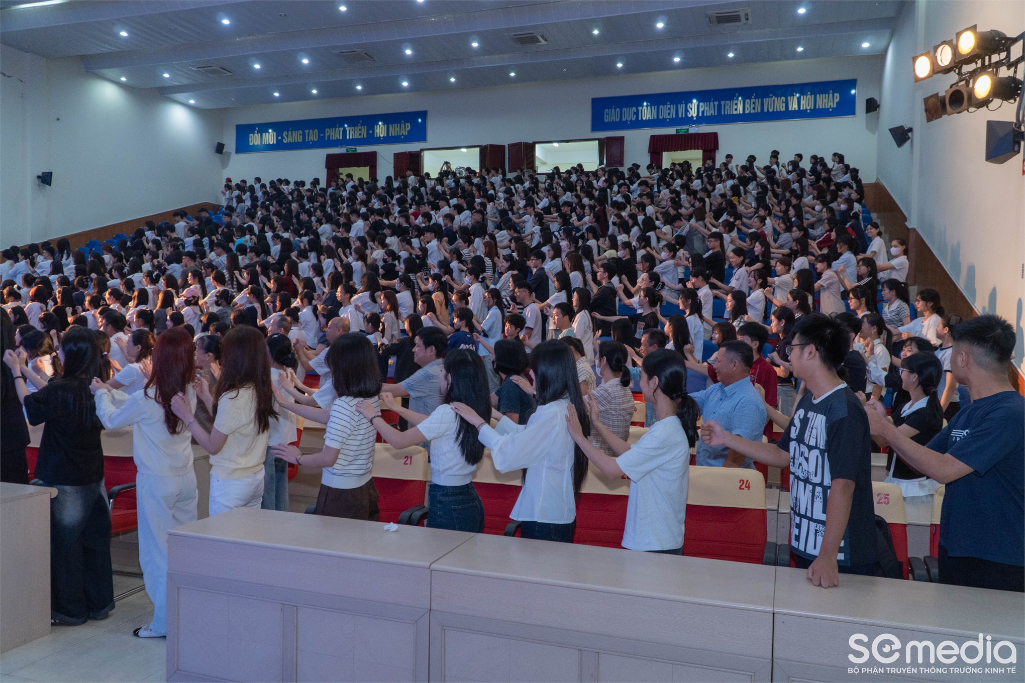 Bùng nổ cảm xúc cùng Chuỗi sự kiện Chào tân sinh viên Khóa 21 Trường Kinh tế, Đại học Công nghiệp Hà Nội