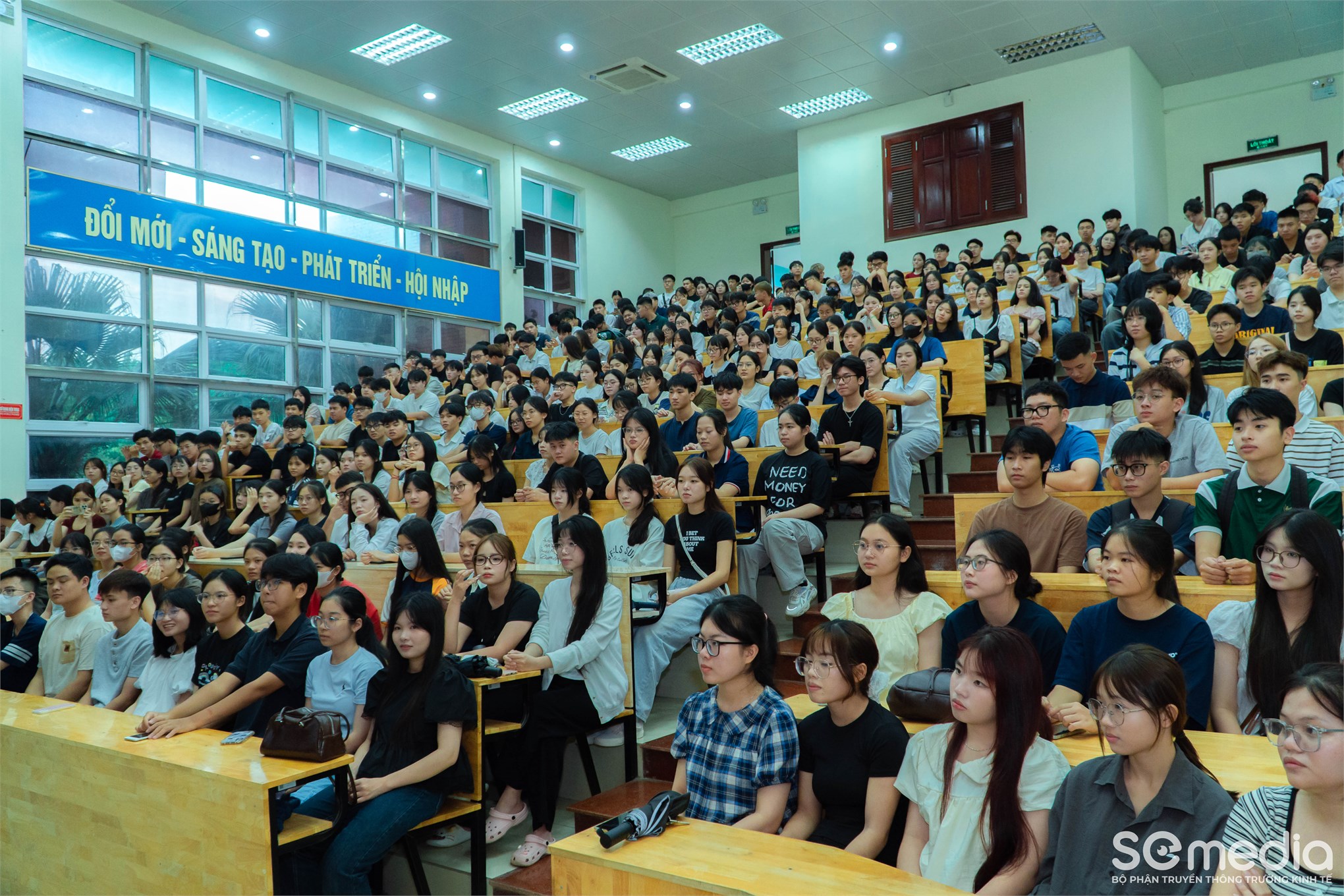 Bùng nổ cảm xúc cùng Chuỗi sự kiện Chào tân sinh viên Khóa 21 Trường Kinh tế, Đại học Công nghiệp Hà Nội