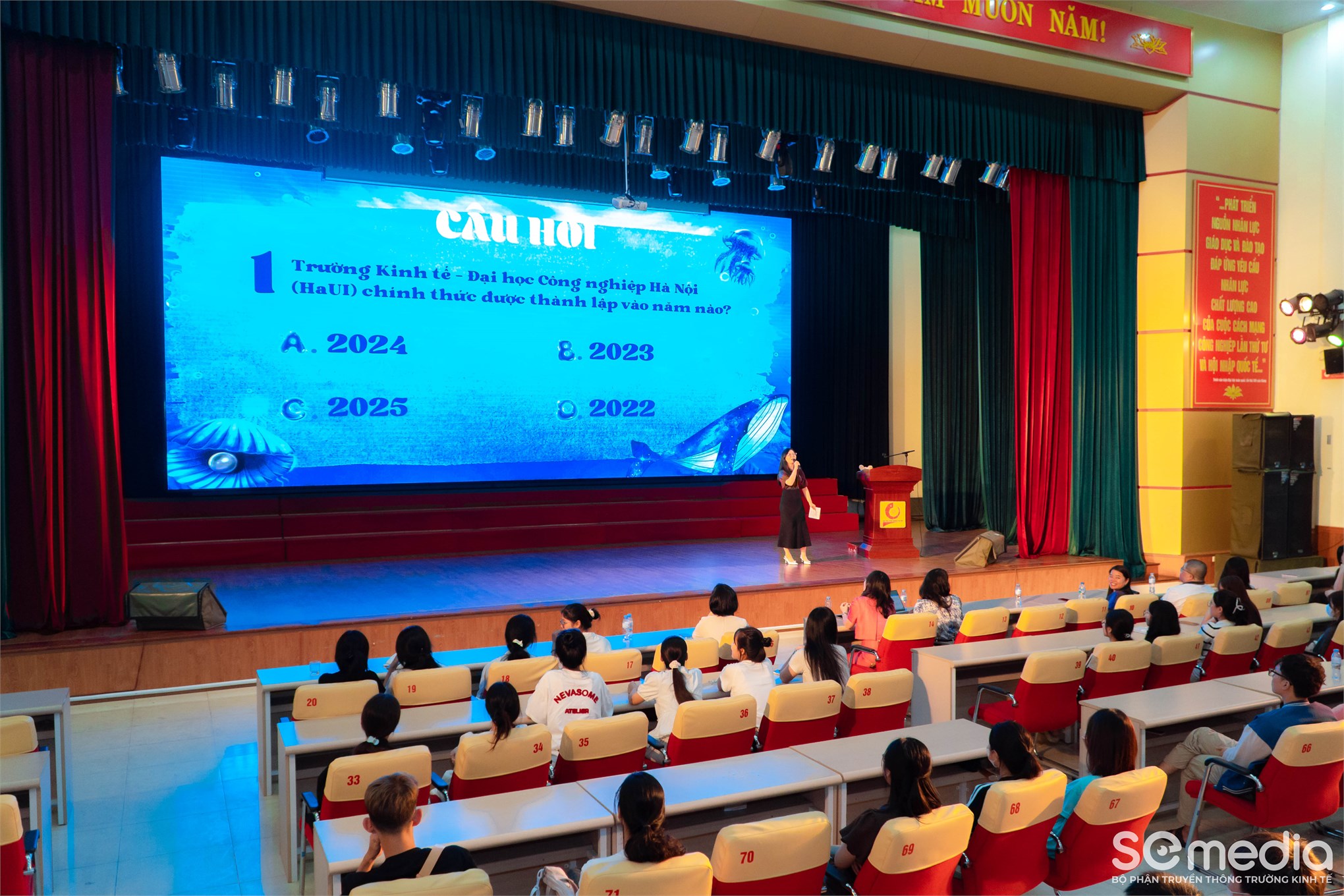 Bùng nổ cảm xúc cùng Chuỗi sự kiện Chào tân sinh viên Khóa 21 Trường Kinh tế, Đại học Công nghiệp Hà Nội