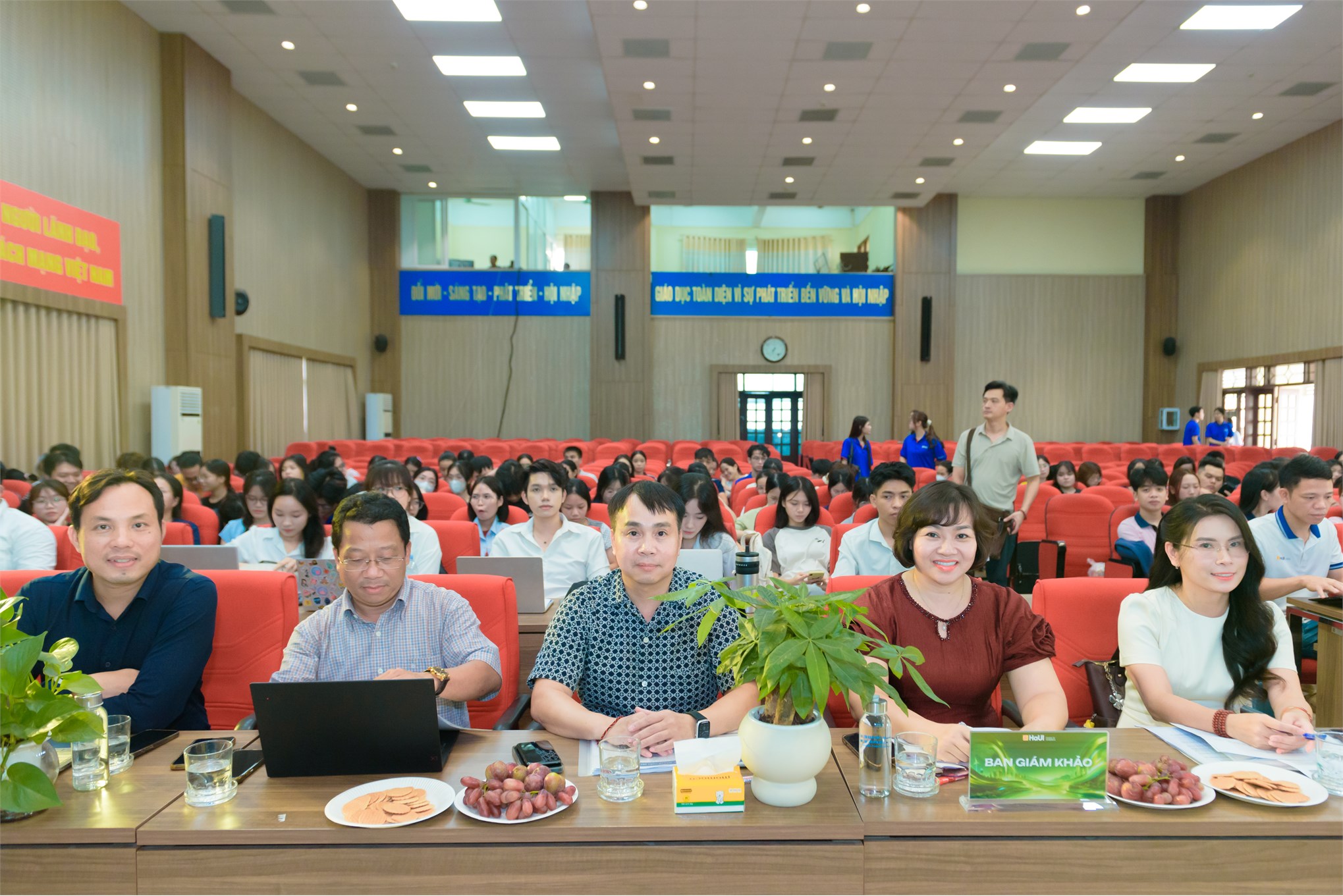Bùng nổ vòng 2 `ESG Challenge 2026`: 30 `Nhà quản trị tương lai` tranh tài tại Đại học Công nghiệp Hà Nội