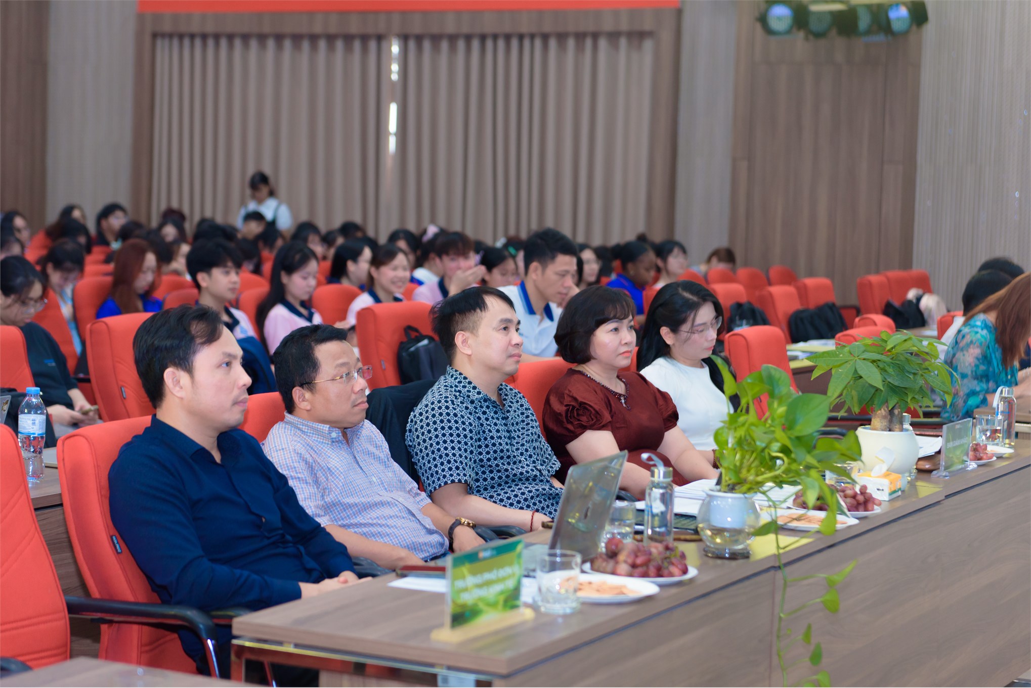 Bùng nổ vòng 2 `ESG Challenge 2026`: 30 `Nhà quản trị tương lai` tranh tài tại Đại học Công nghiệp Hà Nội