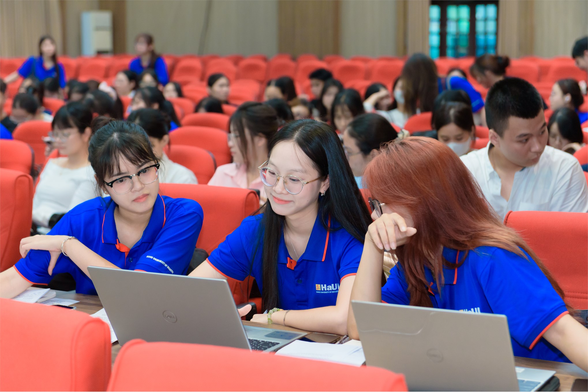 Bùng nổ vòng 2 `ESG Challenge 2026`: 30 `Nhà quản trị tương lai` tranh tài tại Đại học Công nghiệp Hà Nội