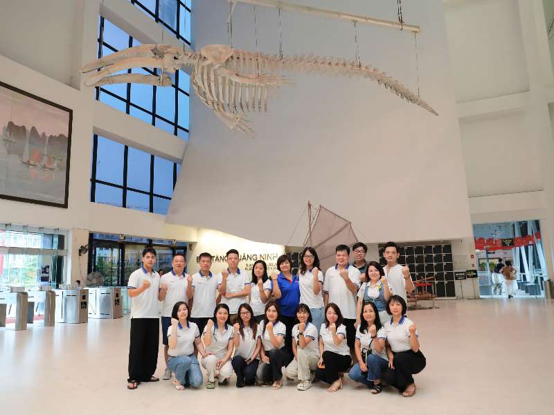 Sinh hoạt chính trị thực tế: Chi bộ Kinh tế 1 - Đảng bộ Bộ phận Trường Kinh tế về nguồn tại Bảo tàng Quảng Ninh