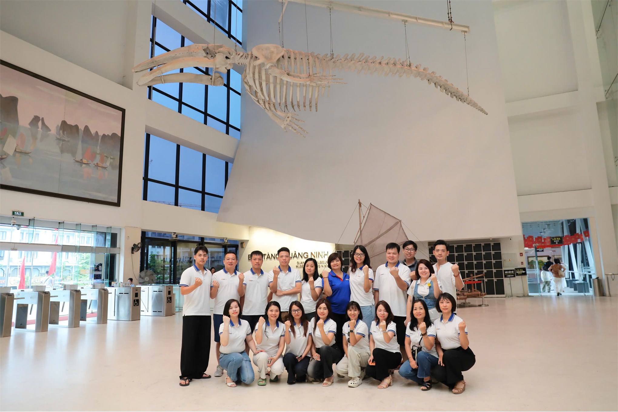 Sinh hoạt chính trị thực tế: Chi bộ Kinh tế 1 - Đảng bộ Bộ phận Trường Kinh tế về nguồn tại Bảo tàng Quảng Ninh