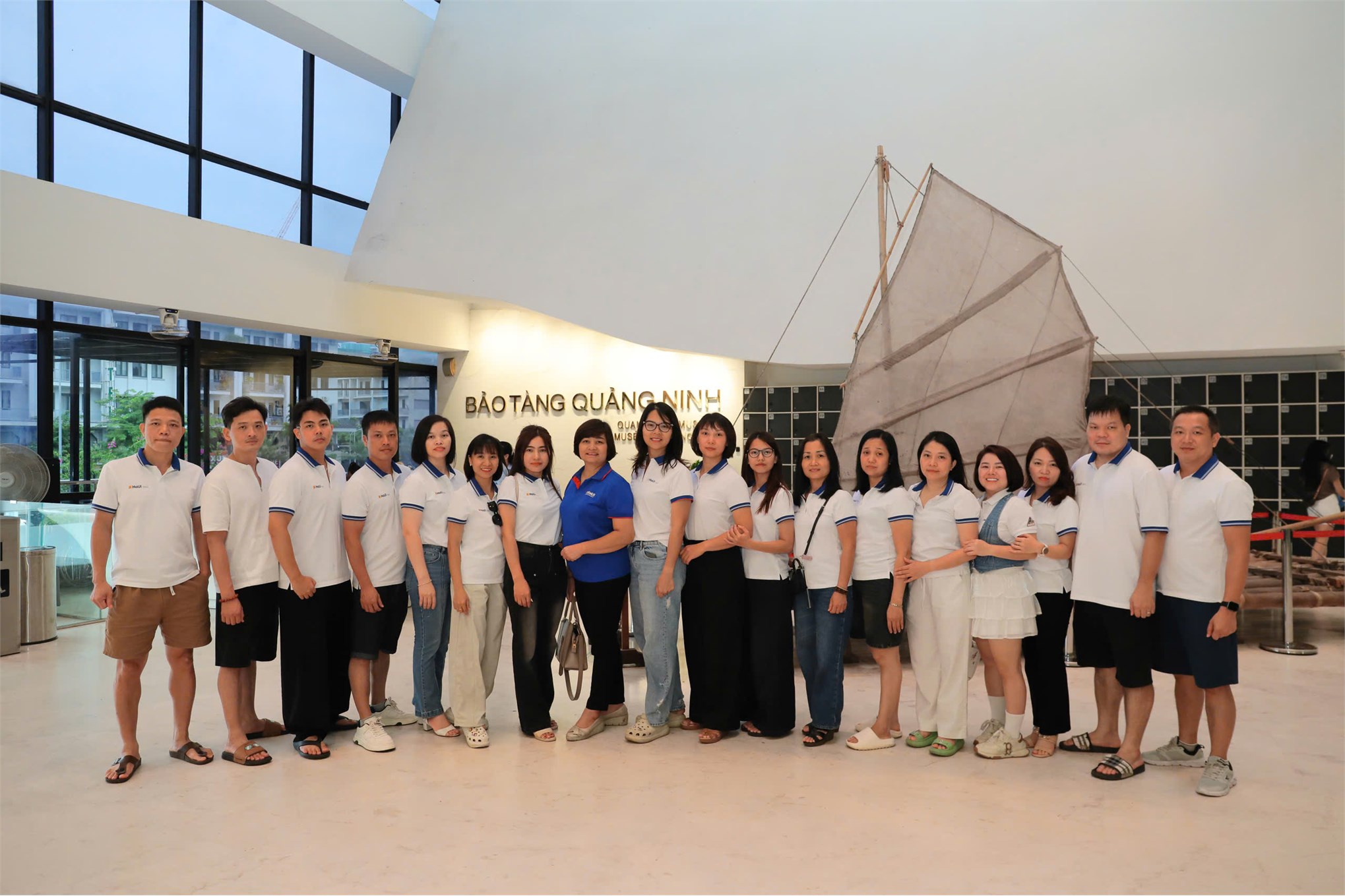 Sinh hoạt chính trị thực tế: Chi bộ Kinh tế 1 - Đảng bộ Bộ phận Trường Kinh tế về nguồn tại Bảo tàng Quảng Ninh