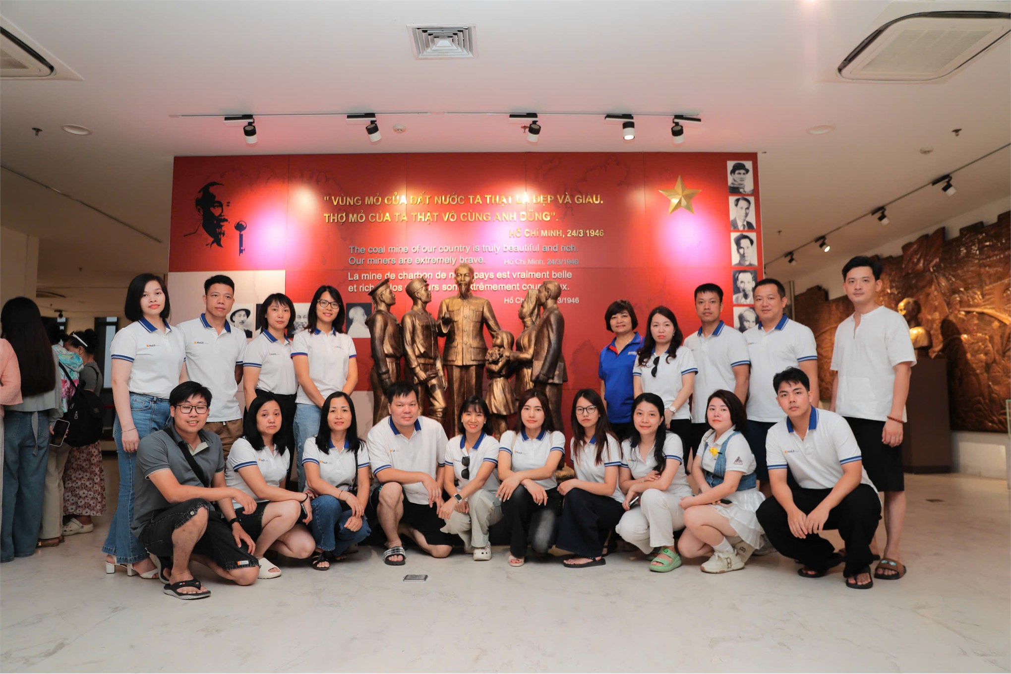 Sinh hoạt chính trị thực tế: Chi bộ Kinh tế 1 - Đảng bộ Bộ phận Trường Kinh tế về nguồn tại Bảo tàng Quảng Ninh