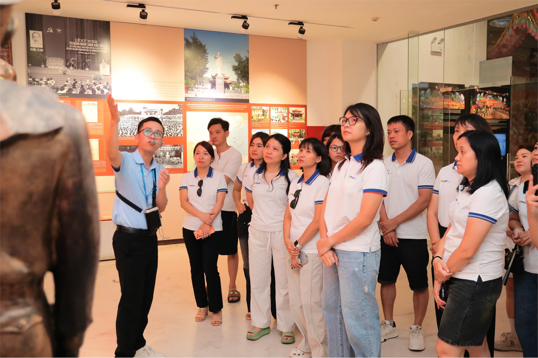 Sinh hoạt chính trị thực tế: Chi bộ Kinh tế 1 - Đảng bộ Bộ phận Trường Kinh tế về nguồn tại Bảo tàng Quảng Ninh