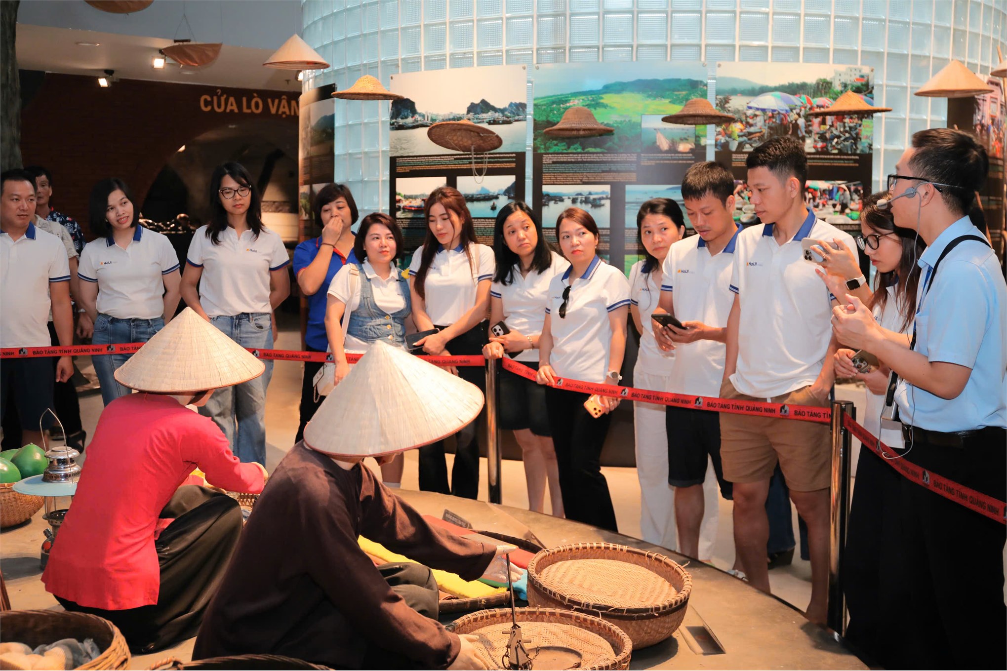 Sinh hoạt chính trị thực tế: Chi bộ Kinh tế 1 - Đảng bộ Bộ phận Trường Kinh tế về nguồn tại Bảo tàng Quảng Ninh