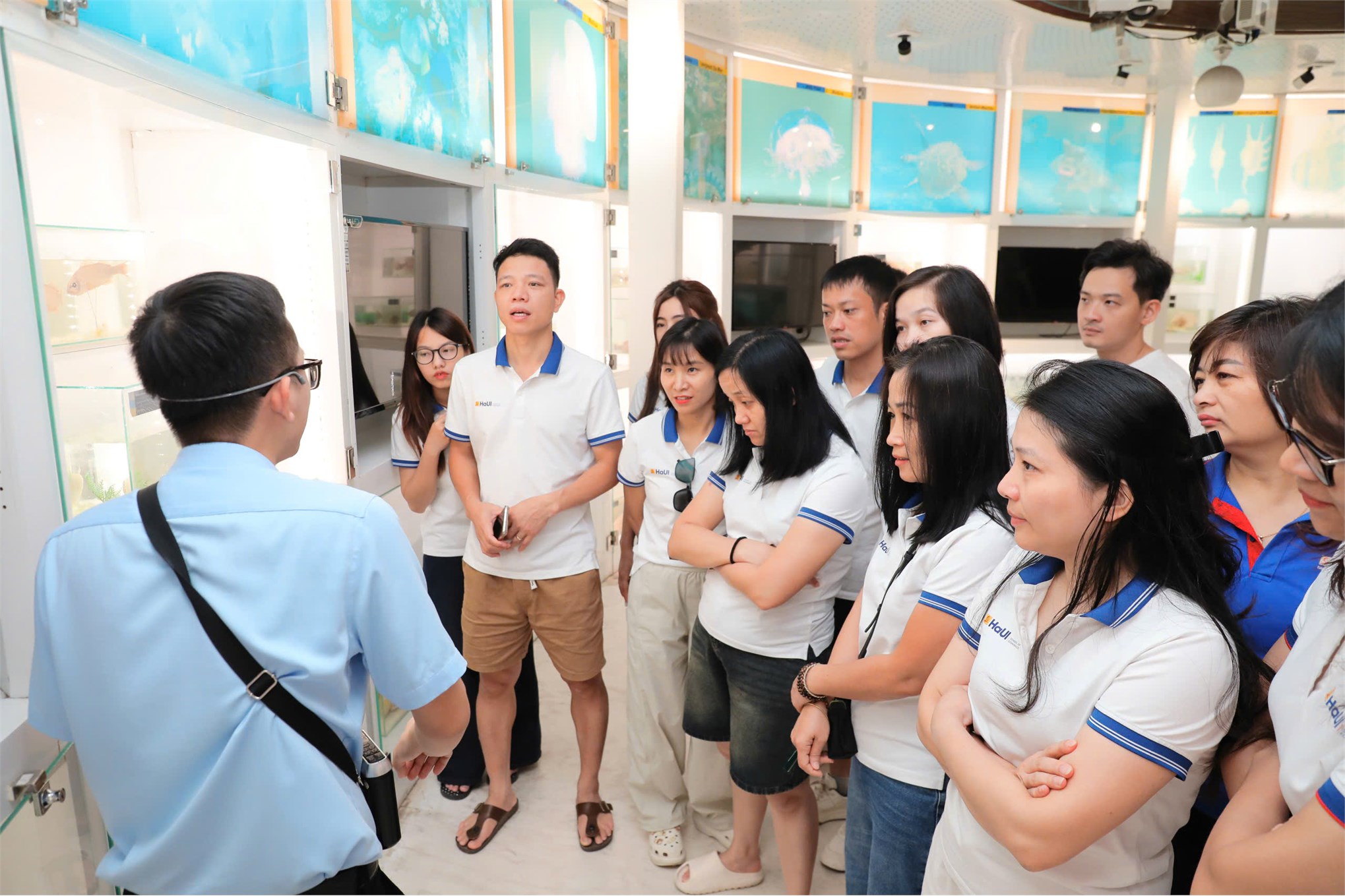Sinh hoạt chính trị thực tế: Chi bộ Kinh tế 1 - Đảng bộ Bộ phận Trường Kinh tế về nguồn tại Bảo tàng Quảng Ninh