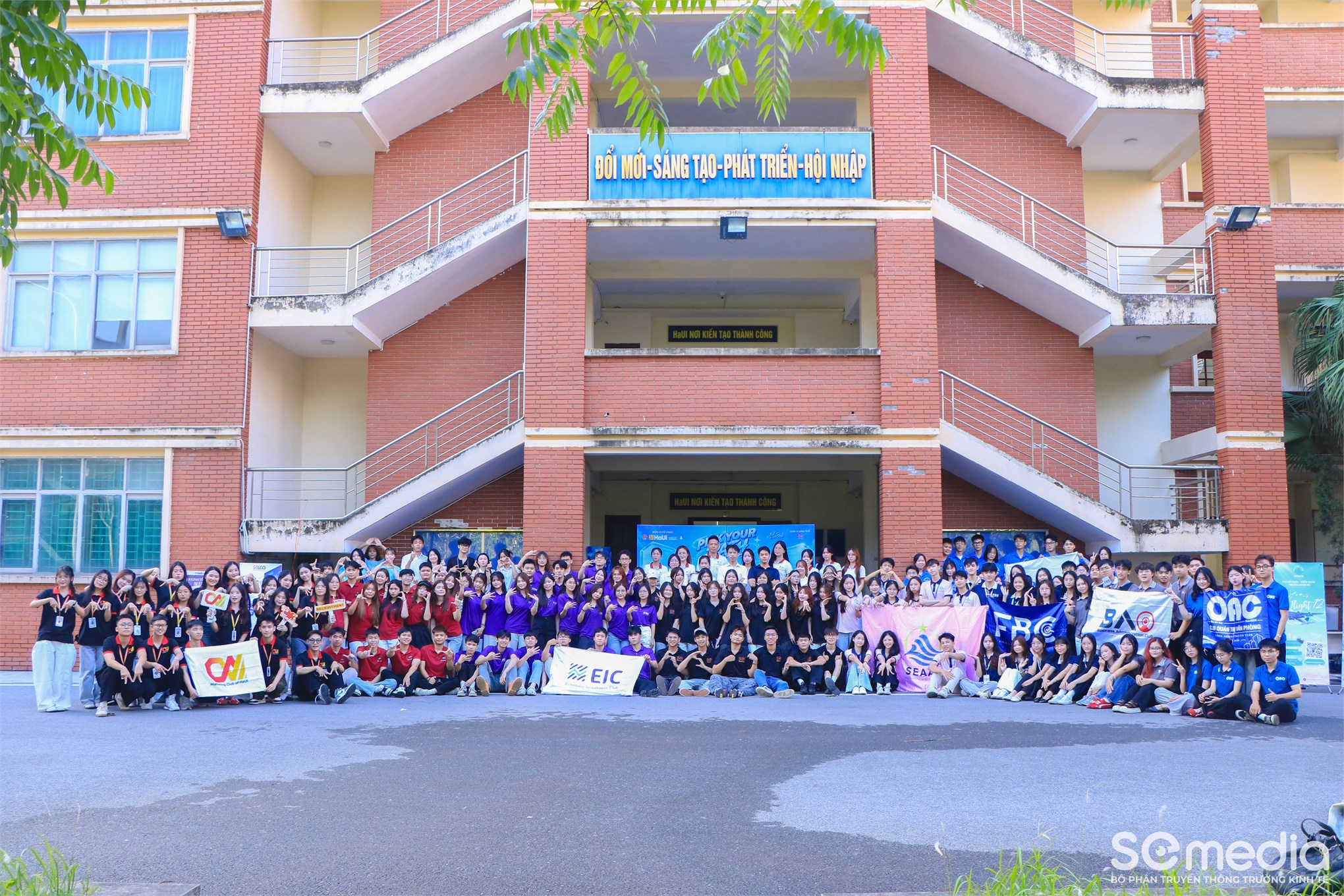 SE Club’s Day 2026: Tân sinh viên K21 Trường Kinh tế sôi nổi `Xác định tọa độ` tại Ngày hội tuyển thành viên