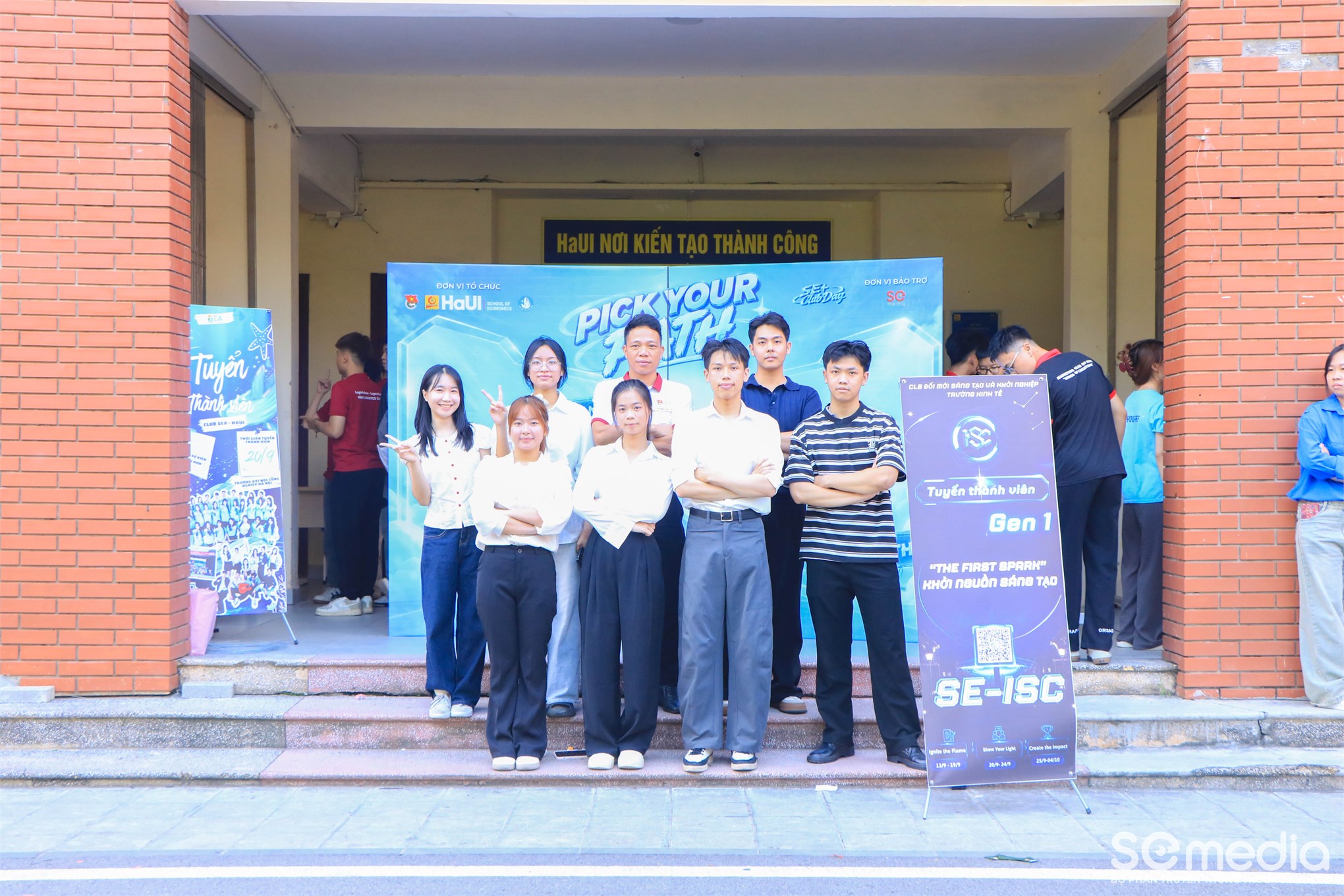 SE Club’s Day 2026: Tân sinh viên K21 Trường Kinh tế sôi nổi `Xác định tọa độ` tại Ngày hội tuyển thành viên