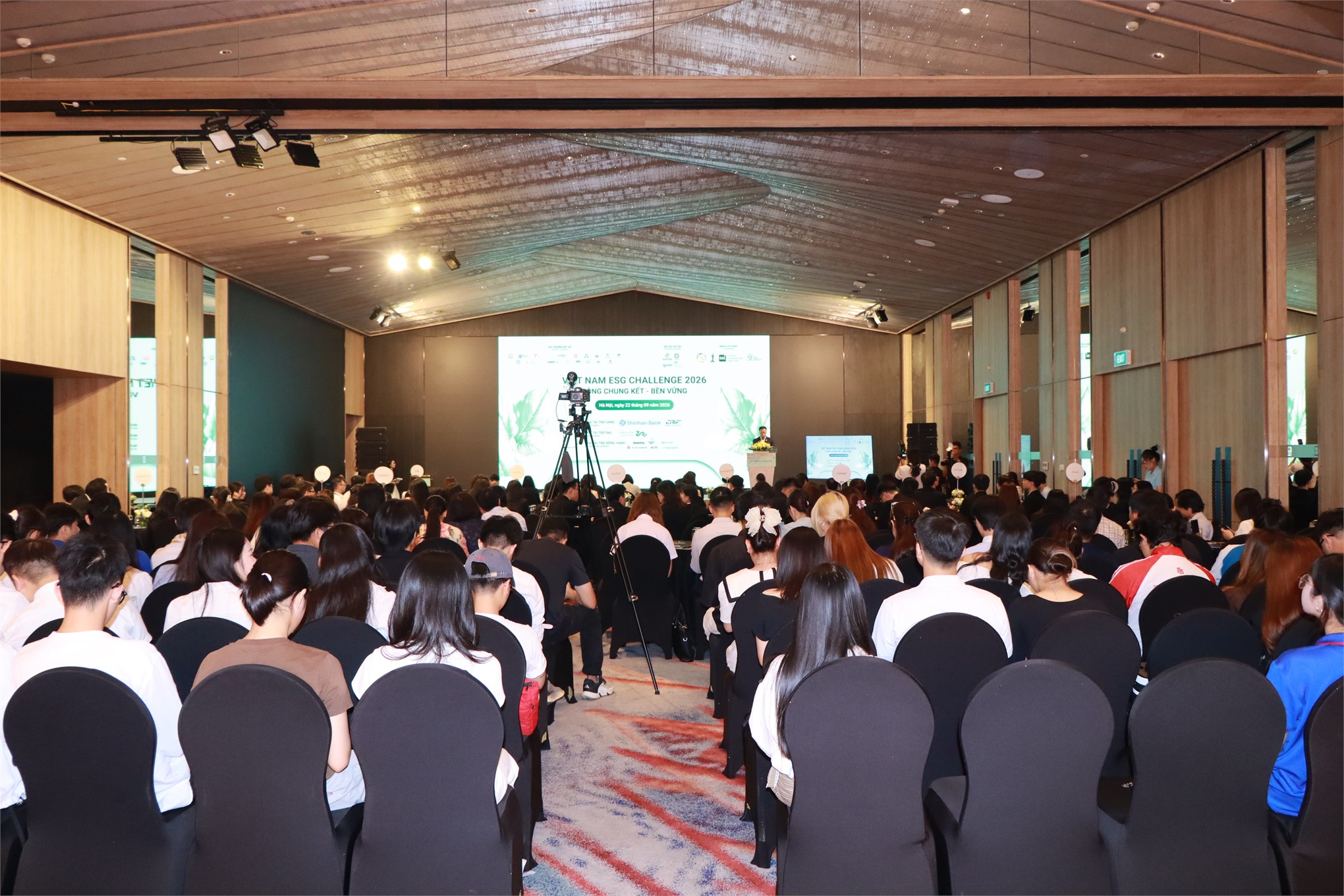 Đội thi VANTAGE (Trường Kinh tế - HaUI) ghi dấu ấn tại Chung kết cuộc thi `Quản trị công ty hướng tới phát triển bền vững` – VietNam ESG Challenge 2026