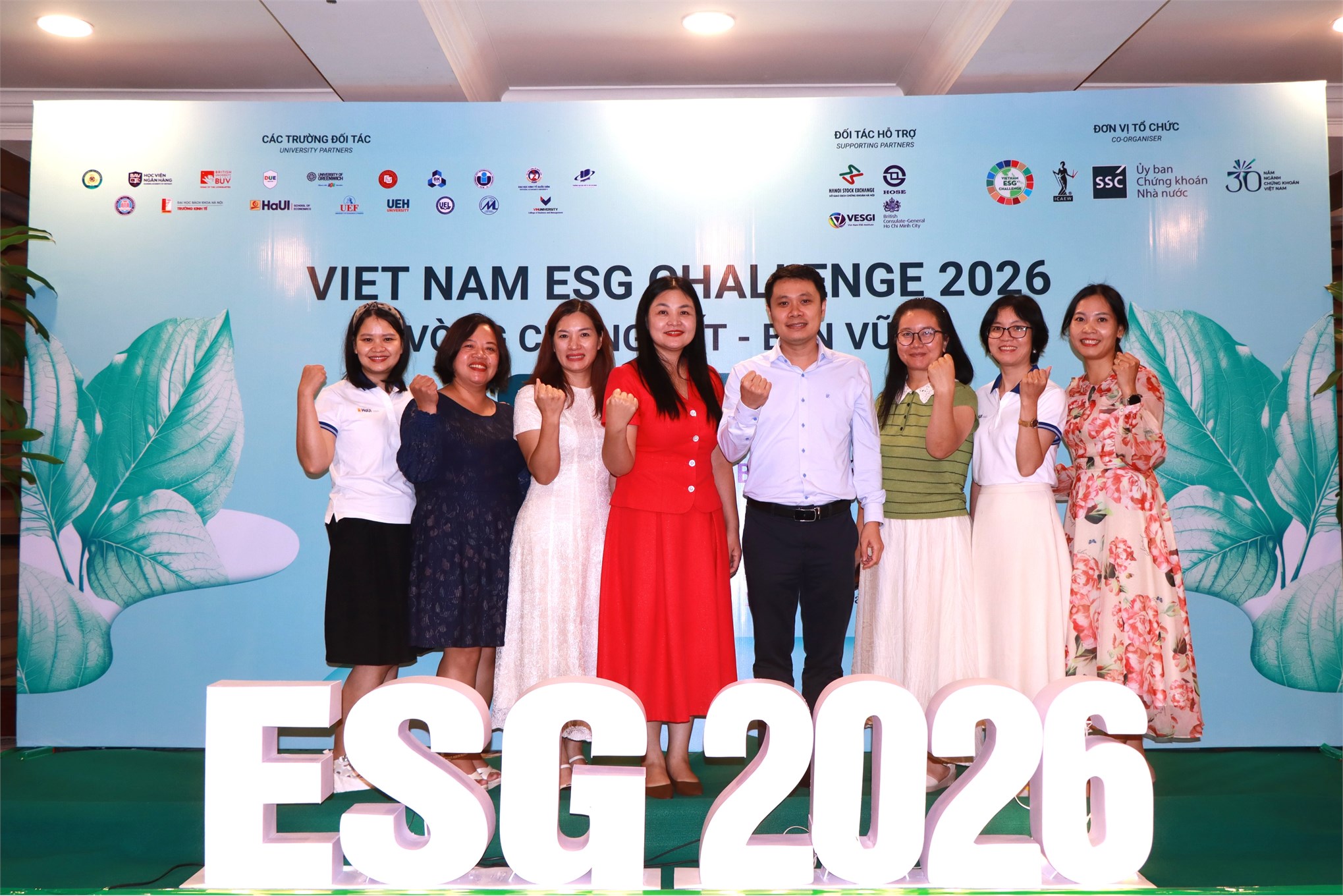 Đội thi VANTAGE (Trường Kinh tế - HaUI) ghi dấu ấn tại Chung kết cuộc thi `Quản trị công ty hướng tới phát triển bền vững` – VietNam ESG Challenge 2026