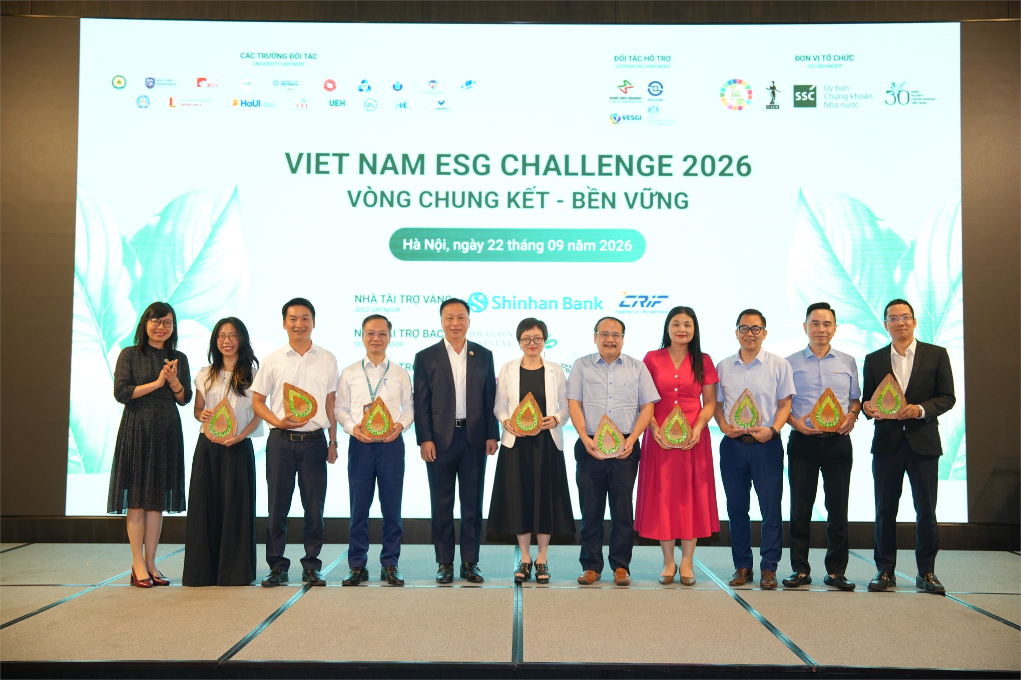 Đội thi VANTAGE (Trường Kinh tế - HaUI) ghi dấu ấn tại Chung kết cuộc thi `Quản trị công ty hướng tới phát triển bền vững` – VietNam ESG Challenge 2026