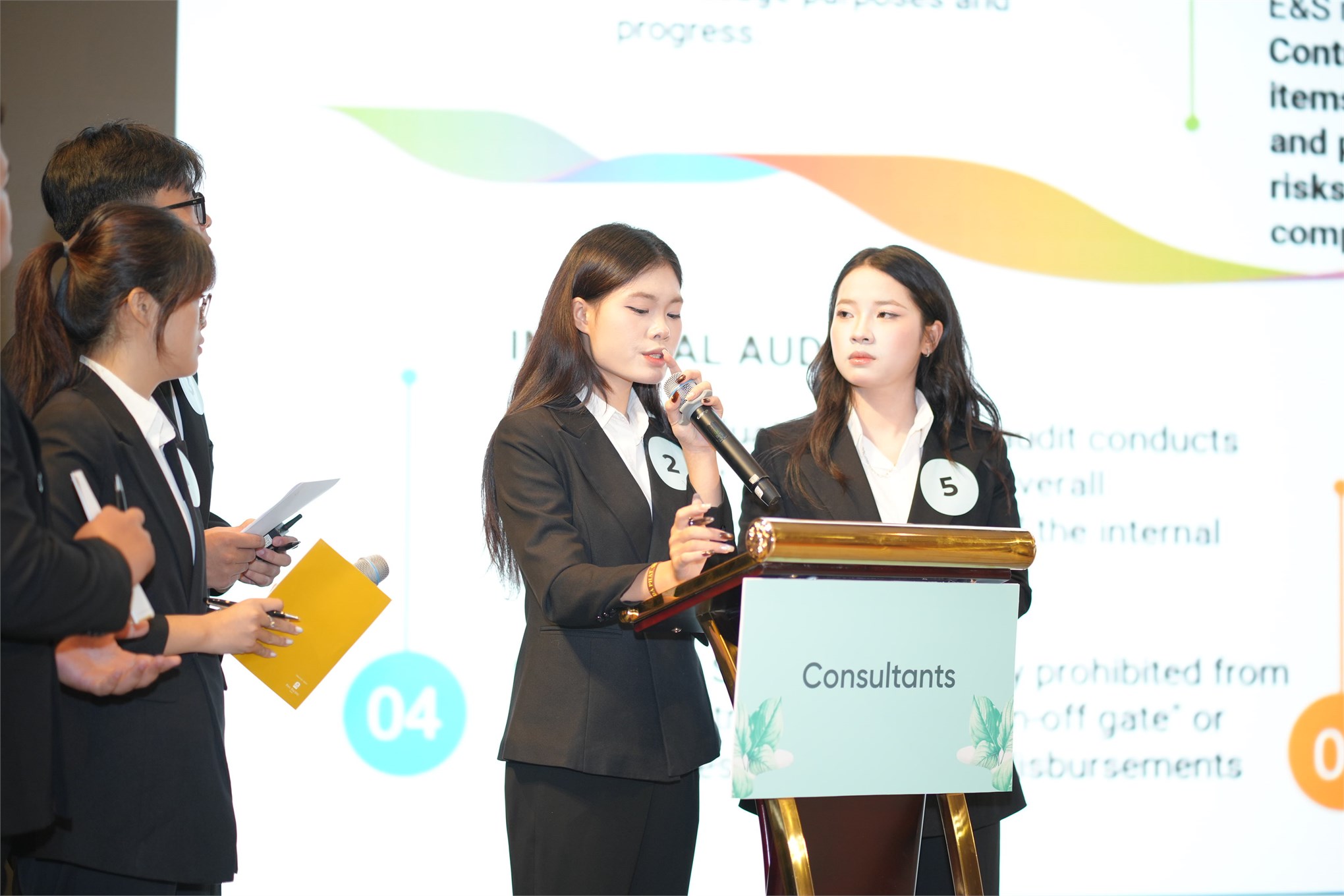 Đội thi VANTAGE (Trường Kinh tế - HaUI) ghi dấu ấn tại Chung kết cuộc thi `Quản trị công ty hướng tới phát triển bền vững` – VietNam ESG Challenge 2026