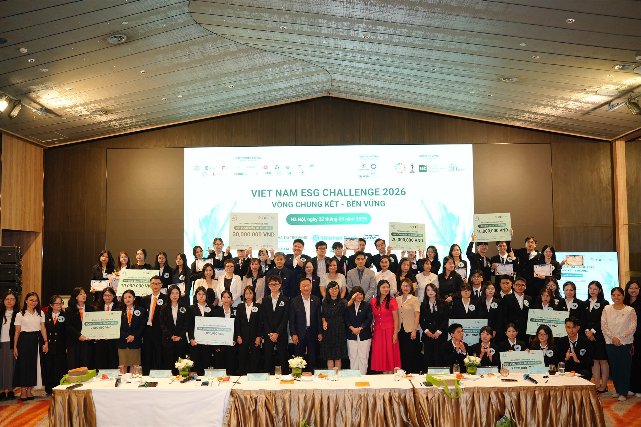 Đội thi VANTAGE (Trường Kinh tế - HaUI) ghi dấu ấn tại Chung kết cuộc thi `Quản trị công ty hướng tới phát triển bền vững` – VietNam ESG Challenge 2026