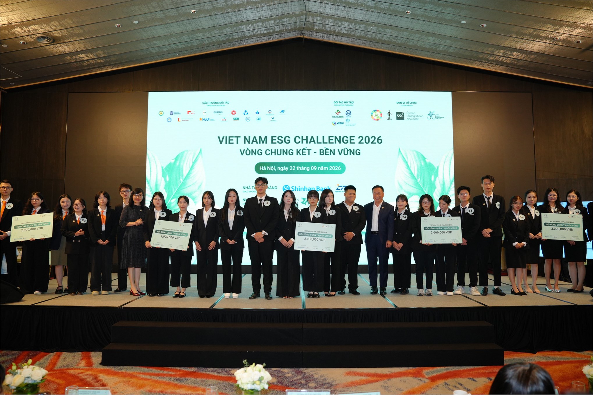 Đội thi VANTAGE (Trường Kinh tế - HaUI) ghi dấu ấn tại Chung kết cuộc thi `Quản trị công ty hướng tới phát triển bền vững` – VietNam ESG Challenge 2026