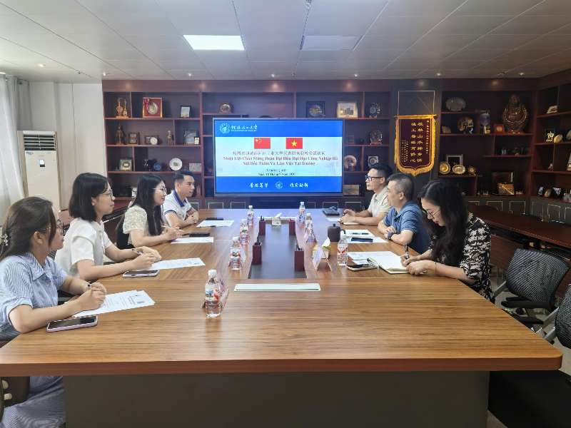 Đoàn công tác Trường Kinh tế – Đại học Công nghiệp Hà Nội thăm, làm việc và hỗ trợ sinh viên tại các trường đại học ở Quế Lâm, Trung Quốc