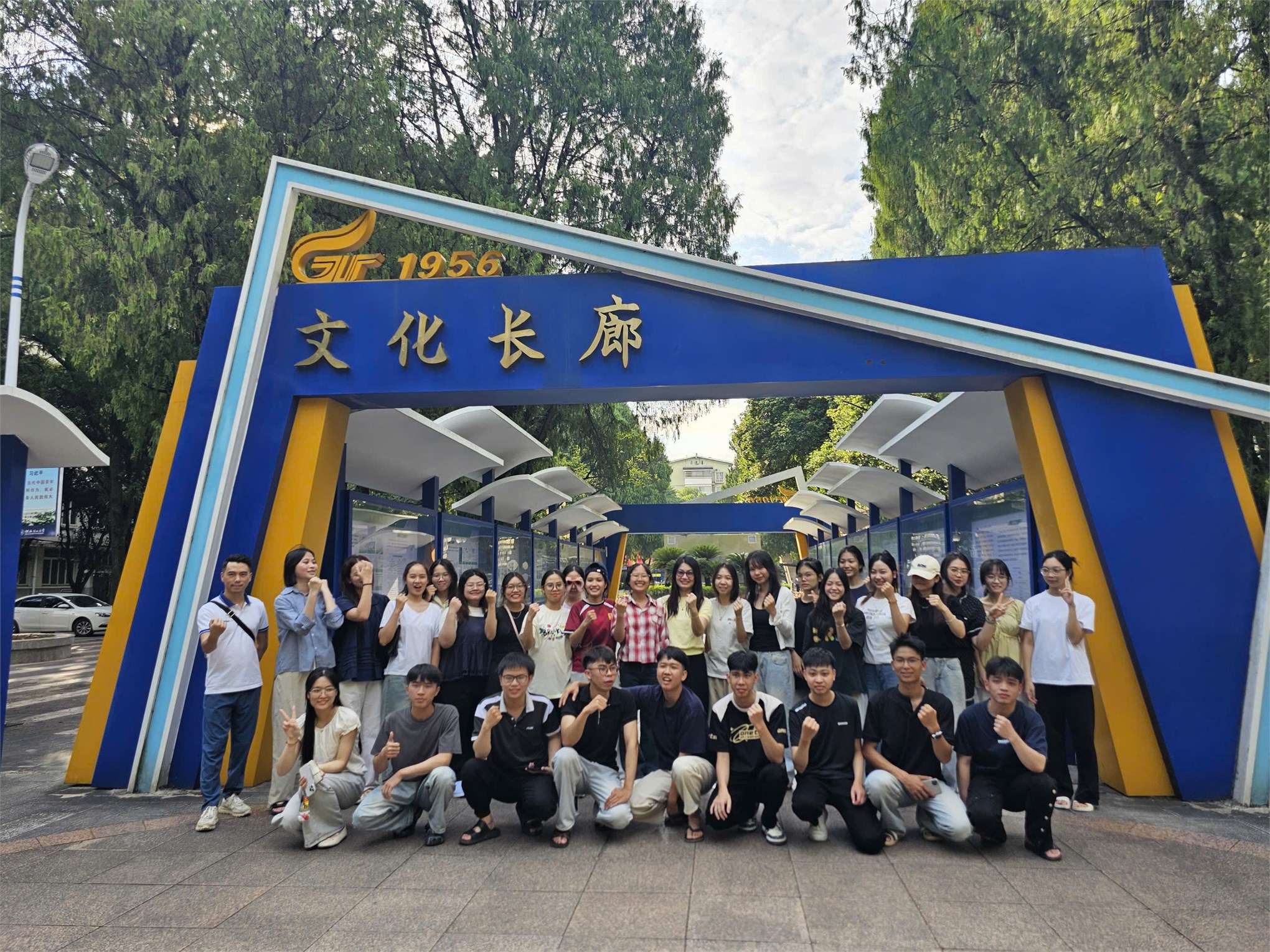 Đoàn công tác Trường Kinh tế – Đại học Công nghiệp Hà Nội thăm, làm việc và hỗ trợ sinh viên tại các trường đại học ở Quế Lâm, Trung Quốc