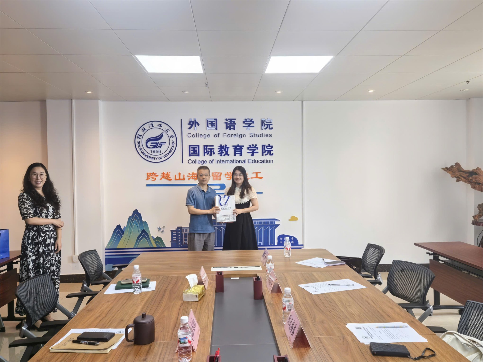 Đoàn công tác Trường Kinh tế – Đại học Công nghiệp Hà Nội thăm, làm việc và hỗ trợ sinh viên tại các trường đại học ở Quế Lâm, Trung Quốc