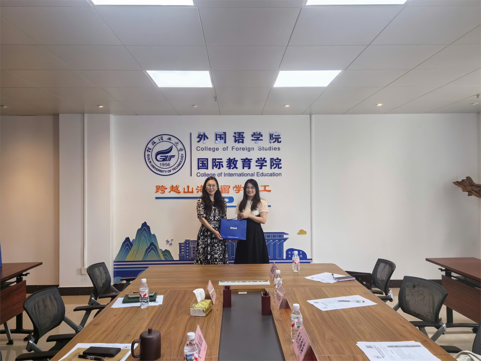Đoàn công tác Trường Kinh tế – Đại học Công nghiệp Hà Nội thăm, làm việc và hỗ trợ sinh viên tại các trường đại học ở Quế Lâm, Trung Quốc