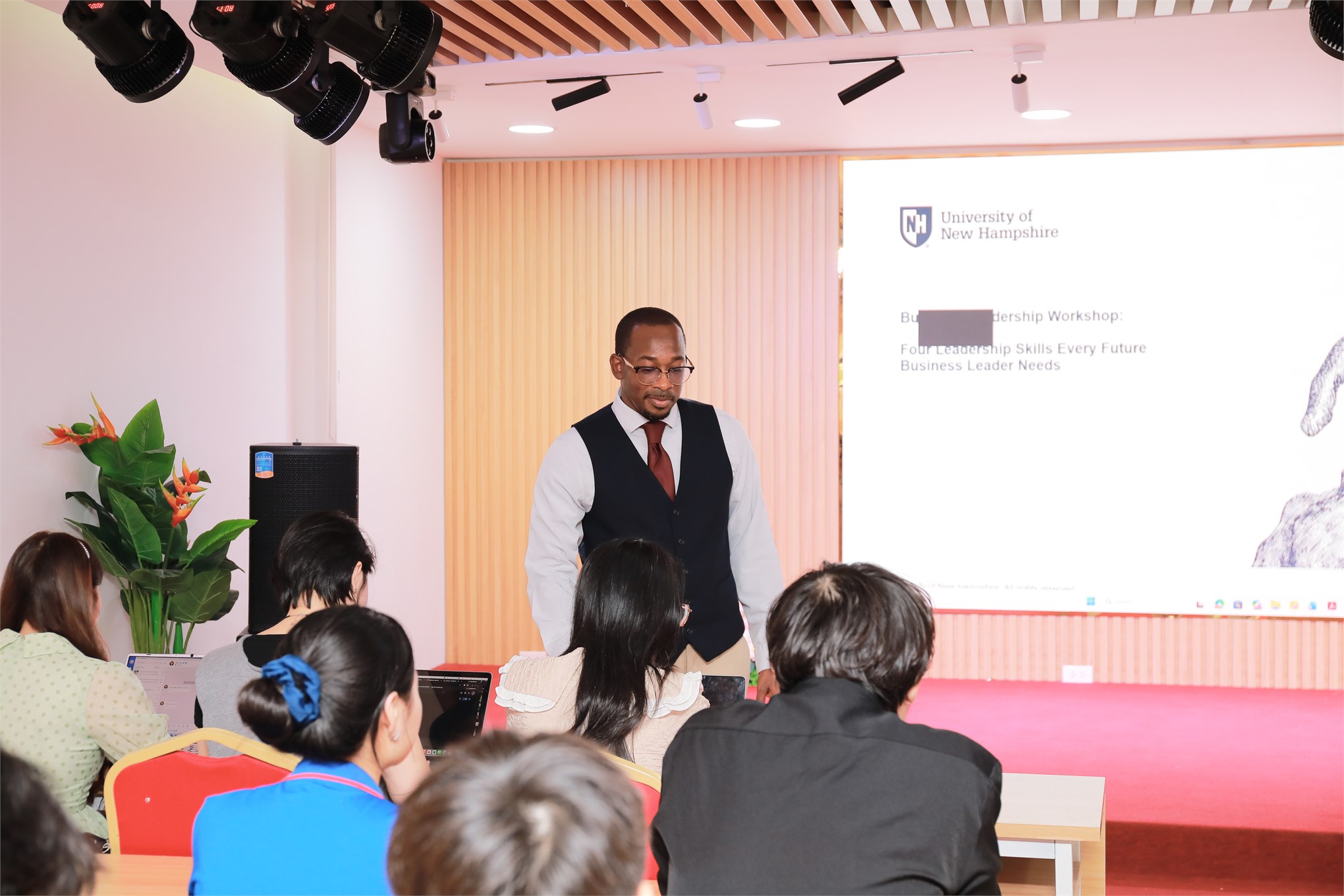 Trường Kinh tế tổ chức Workshop “Business Leadership”: Phát triển năng lực lãnh đạo cho sinh viên