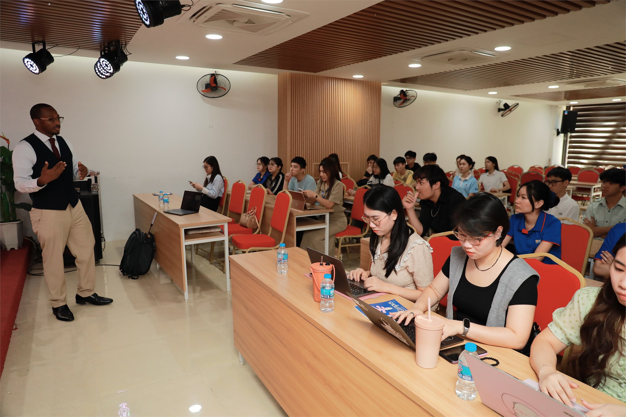 Trường Kinh tế tổ chức Workshop “Business Leadership”: Phát triển năng lực lãnh đạo cho sinh viên
