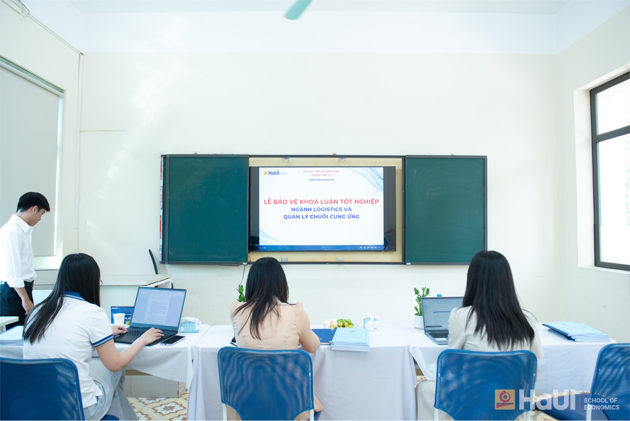Trường Kinh tế tổ chức thành công Lễ bảo vệ khóa luận tốt nghiệp Đợt học kỳ phụ 2 năm học 2025 – 2026
