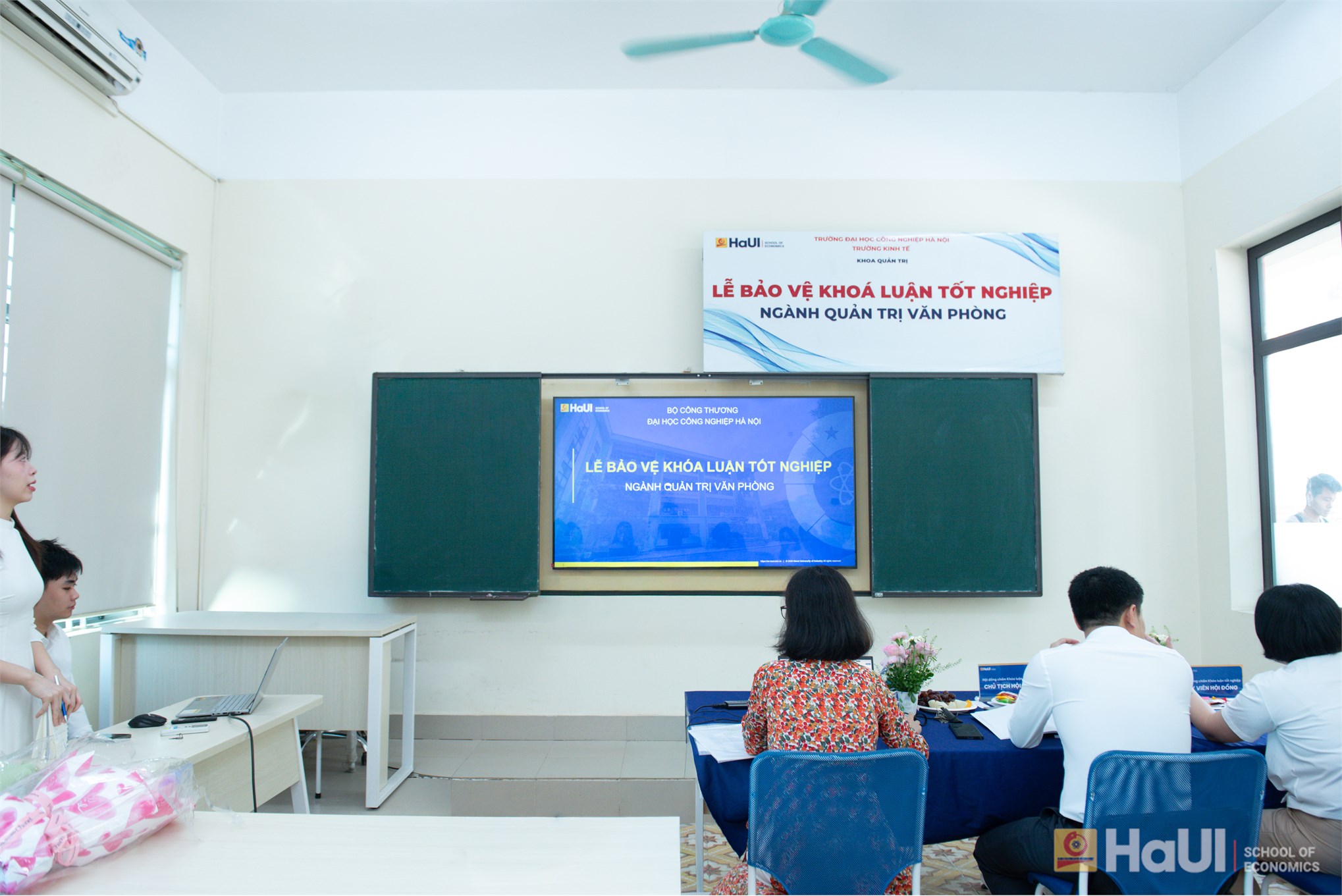 Trường Kinh tế tổ chức thành công Lễ bảo vệ khóa luận tốt nghiệp Đợt học kỳ phụ 2 năm học 2025 – 2026