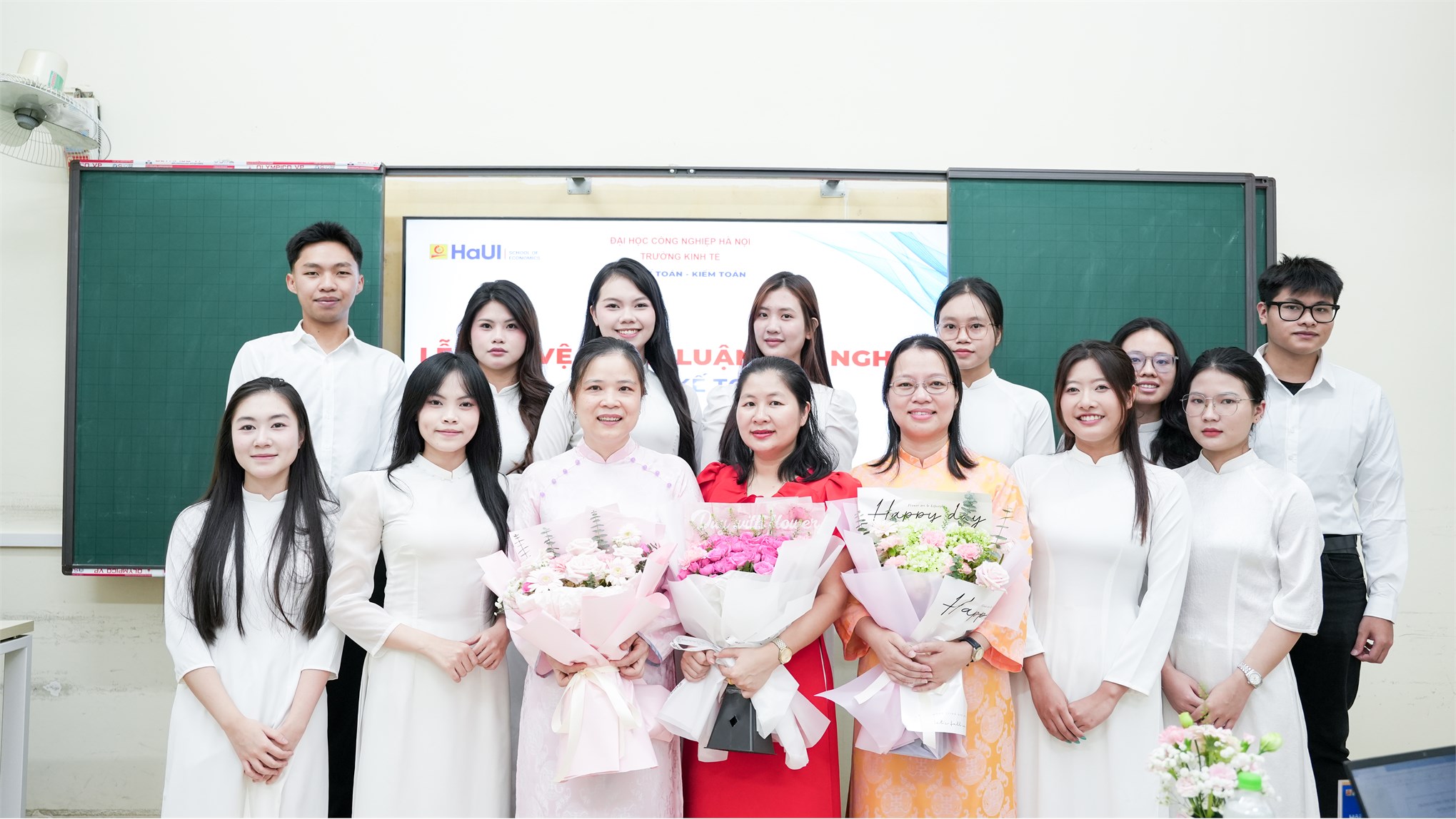 Trường Kinh tế tổ chức thành công Lễ bảo vệ khóa luận tốt nghiệp Đợt học kỳ phụ 2 năm học 2025 – 2026
